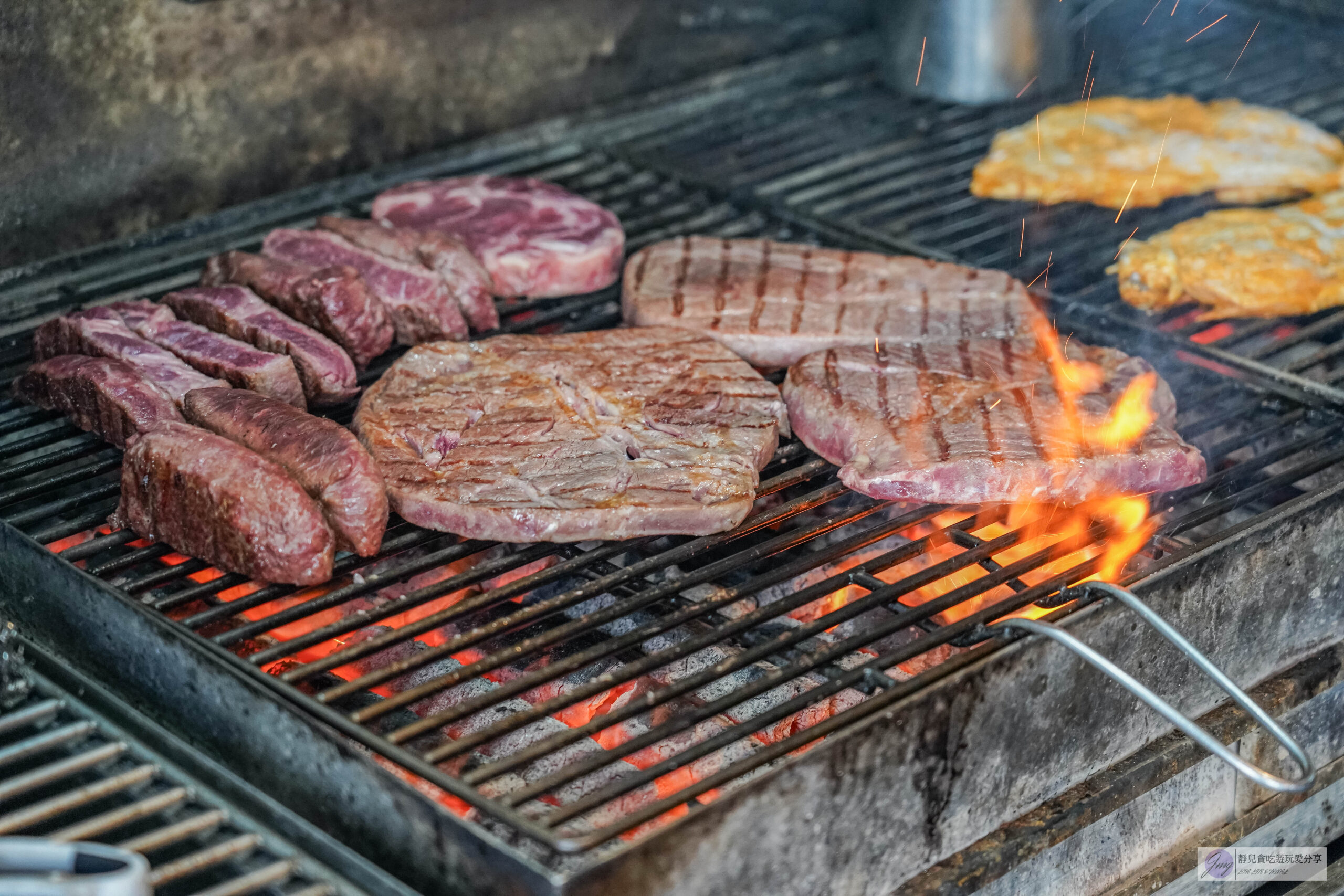 熾焰美式炭烤牛排The Flame STEAK HOUSE-肉控的最愛!!原肉牛排最低只要310元,在地超人氣半露天美式炭烤牛排店,推薦軟嫩多汁的老饕板鍵牛排/鄰近中央大學 @靜兒貪吃遊玩愛分享 熾焰美式炭烤牛排The Flame STEAK HOUSE-肉控的最愛!!原肉牛排最低只要310元,在地超人氣半露天美式炭烤牛排店,推薦軟嫩多汁的老饕板鍵牛排/鄰近中央大學 @靜兒貪吃遊玩愛分享