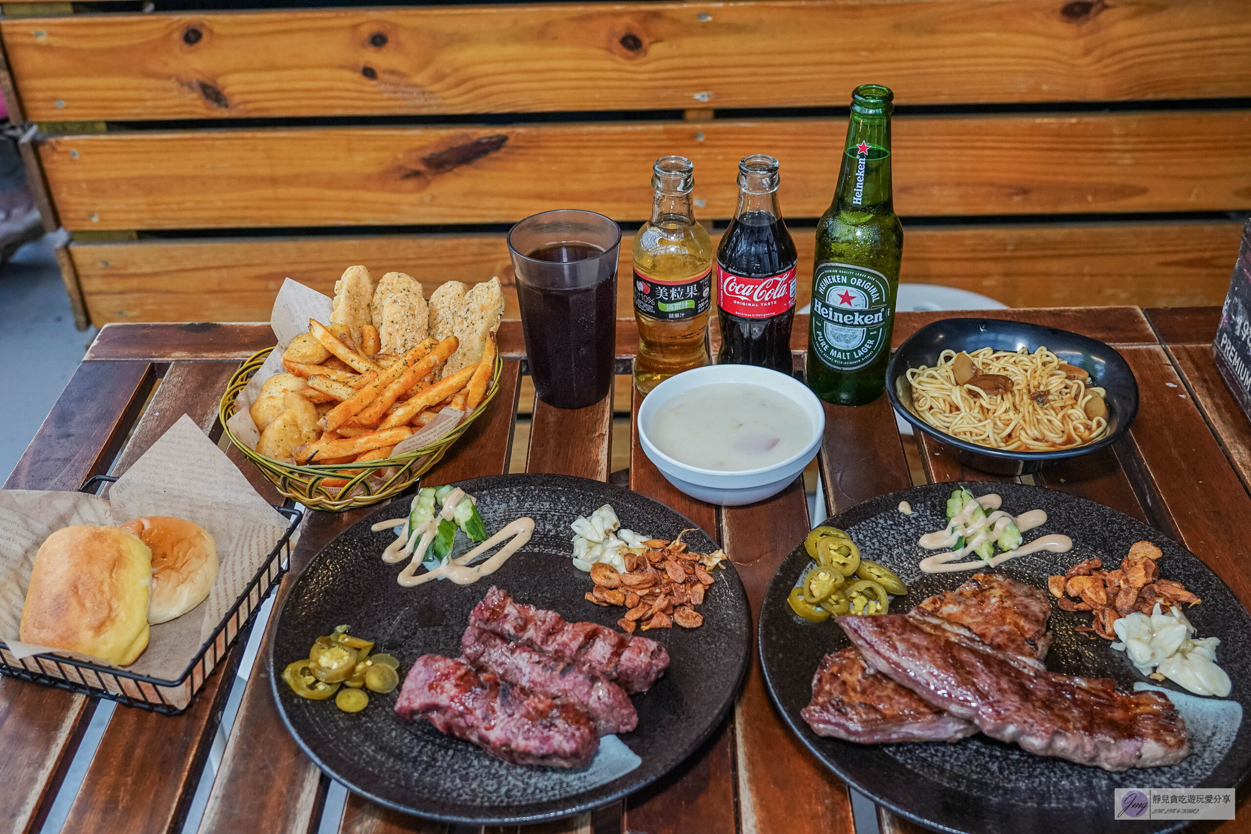 熾焰美式炭烤牛排The Flame STEAK HOUSE-肉控的最愛!!原肉牛排最低只要310元,在地超人氣半露天美式炭烤牛排店,推薦軟嫩多汁的老饕板鍵牛排/鄰近中央大學 @靜兒貪吃遊玩愛分享 熾焰美式炭烤牛排The Flame STEAK HOUSE-肉控的最愛!!原肉牛排最低只要310元,在地超人氣半露天美式炭烤牛排店,推薦軟嫩多汁的老饕板鍵牛排/鄰近中央大學 @靜兒貪吃遊玩愛分享