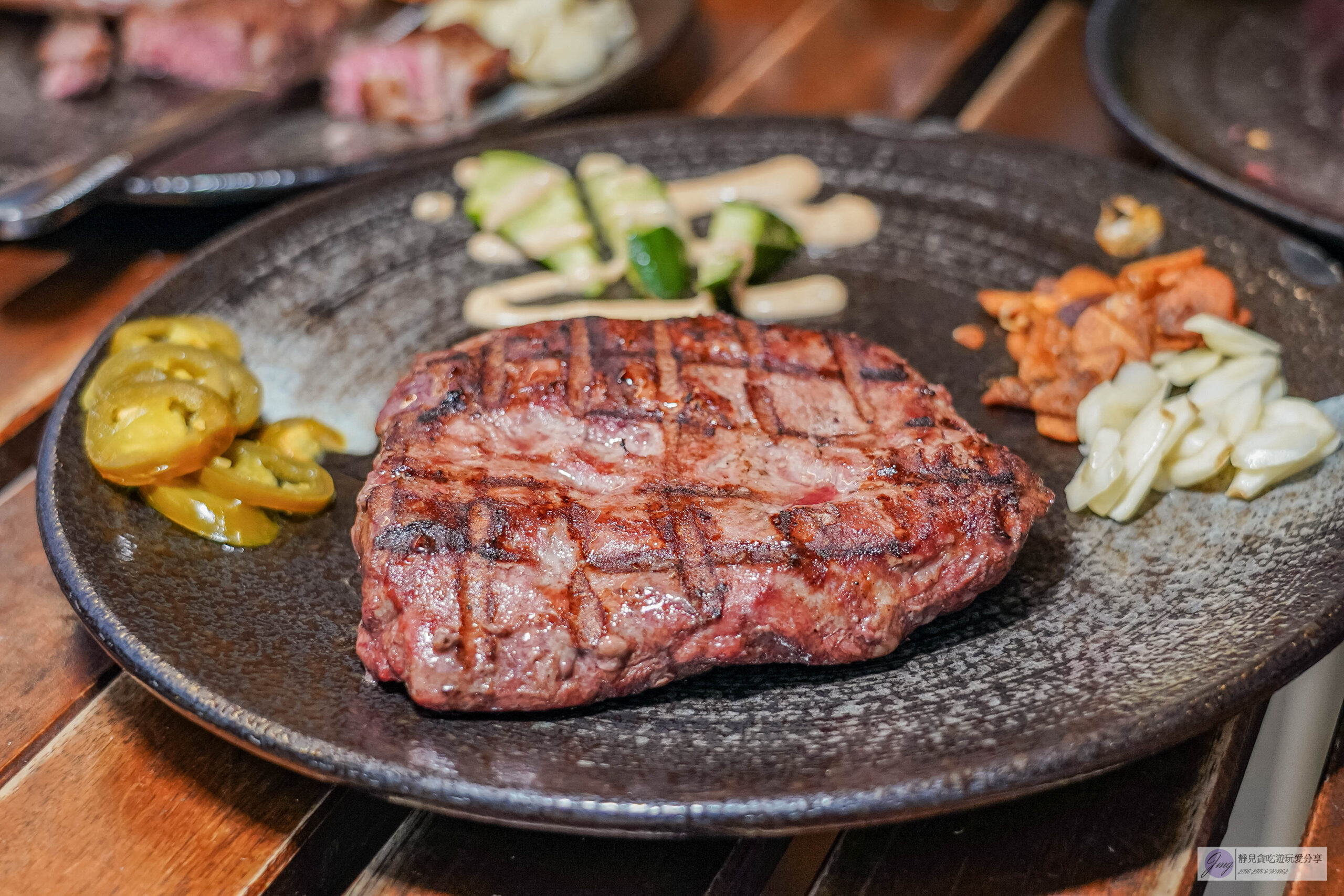 熾焰美式炭烤牛排The Flame STEAK HOUSE-肉控的最愛!!原肉牛排最低只要310元,在地超人氣半露天美式炭烤牛排店,推薦軟嫩多汁的老饕板鍵牛排/鄰近中央大學 @靜兒貪吃遊玩愛分享 熾焰美式炭烤牛排The Flame STEAK HOUSE-肉控的最愛!!原肉牛排最低只要310元,在地超人氣半露天美式炭烤牛排店,推薦軟嫩多汁的老饕板鍵牛排/鄰近中央大學 @靜兒貪吃遊玩愛分享