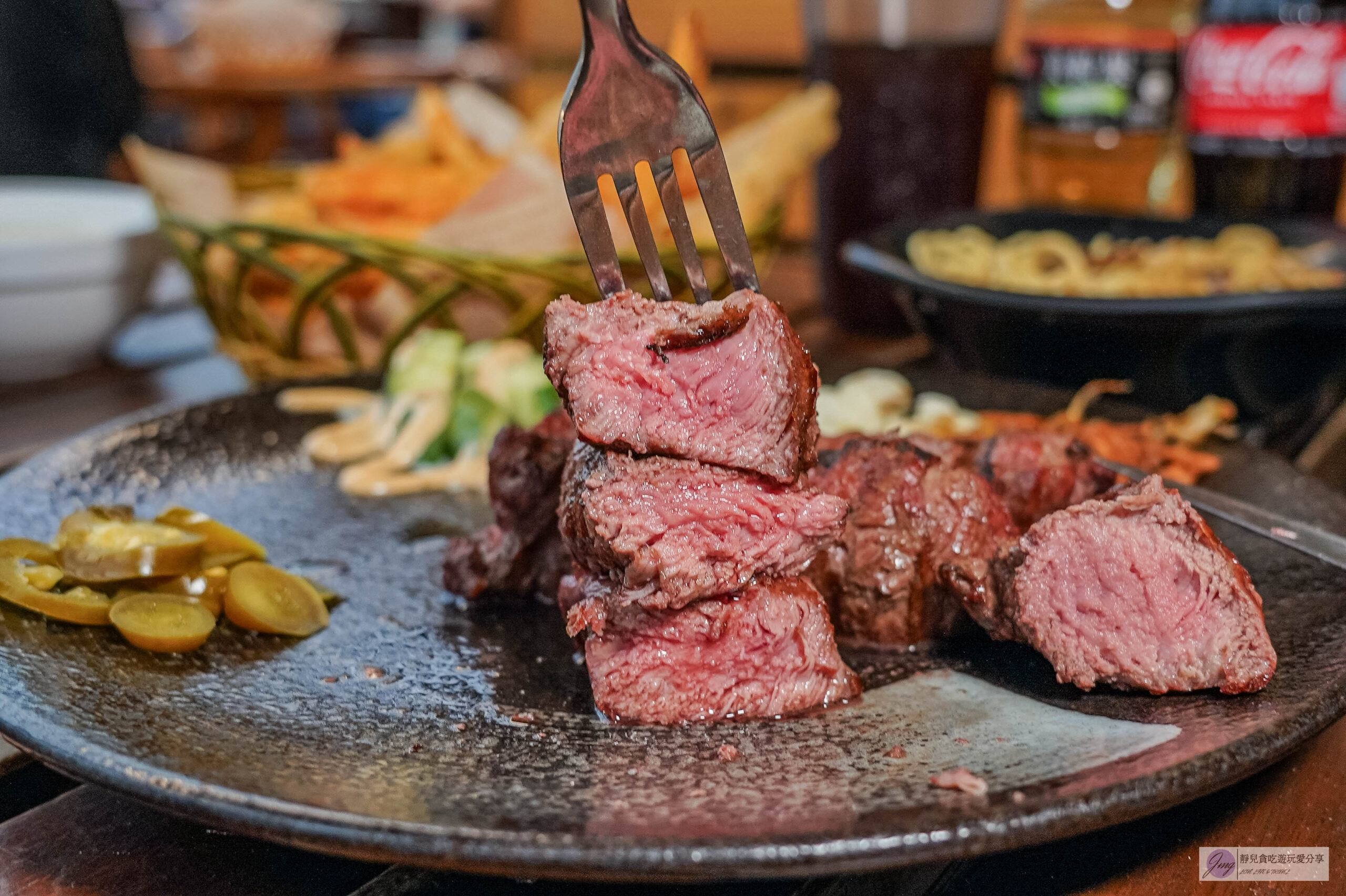熾焰美式炭烤牛排The Flame STEAK HOUSE-肉控的最愛!!原肉牛排最低只要310元,在地超人氣半露天美式炭烤牛排店,推薦軟嫩多汁的老饕板鍵牛排/鄰近中央大學 @靜兒貪吃遊玩愛分享 熾焰美式炭烤牛排The Flame STEAK HOUSE-肉控的最愛!!原肉牛排最低只要310元,在地超人氣半露天美式炭烤牛排店,推薦軟嫩多汁的老饕板鍵牛排/鄰近中央大學 @靜兒貪吃遊玩愛分享