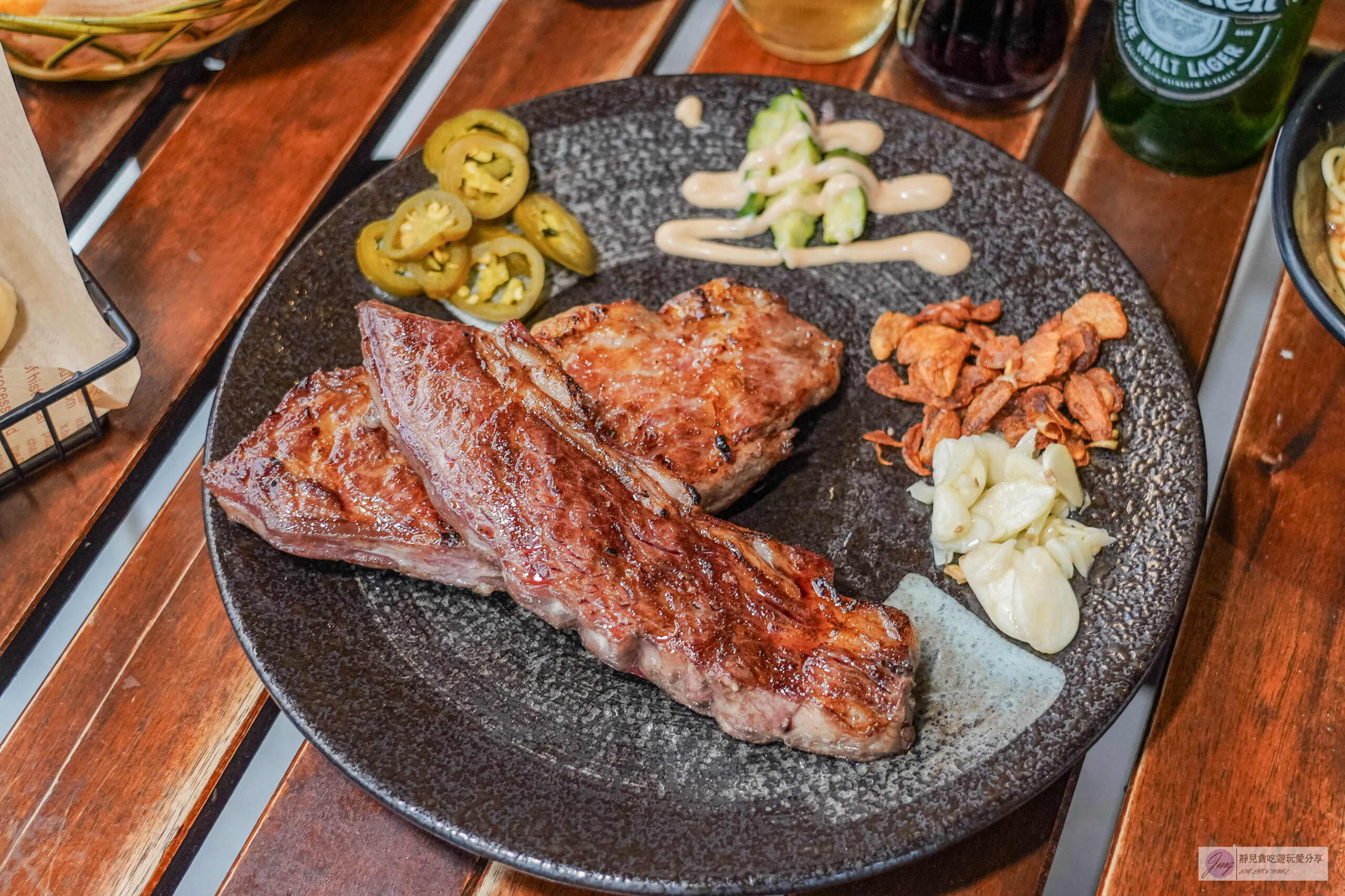 熾焰美式炭烤牛排The Flame STEAK HOUSE-肉控的最愛！！原肉牛排最低只要310元，在地超人氣半露天美式炭烤牛排店，推薦軟嫩多汁的老饕板鍵牛排/鄰近中央大學 @靜兒貪吃遊玩愛分享