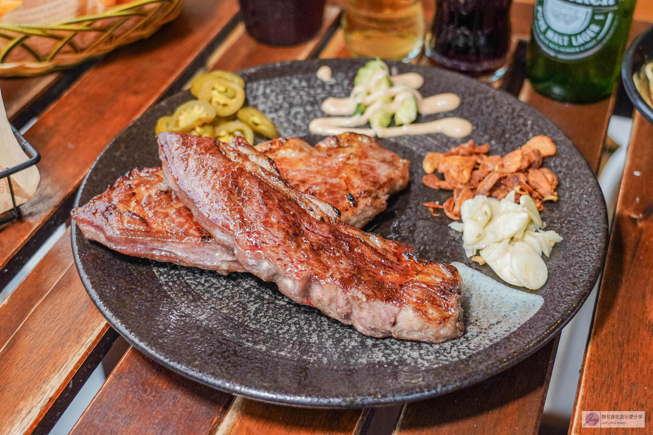 熾焰美式炭烤牛排The Flame STEAK HOUSE-肉控的最愛！！原肉牛排最低只要310元，在地超人氣半露天美式炭烤牛排店，推薦軟嫩多汁的老饕板鍵牛排/鄰近中央大學 @靜兒貪吃遊玩愛分享