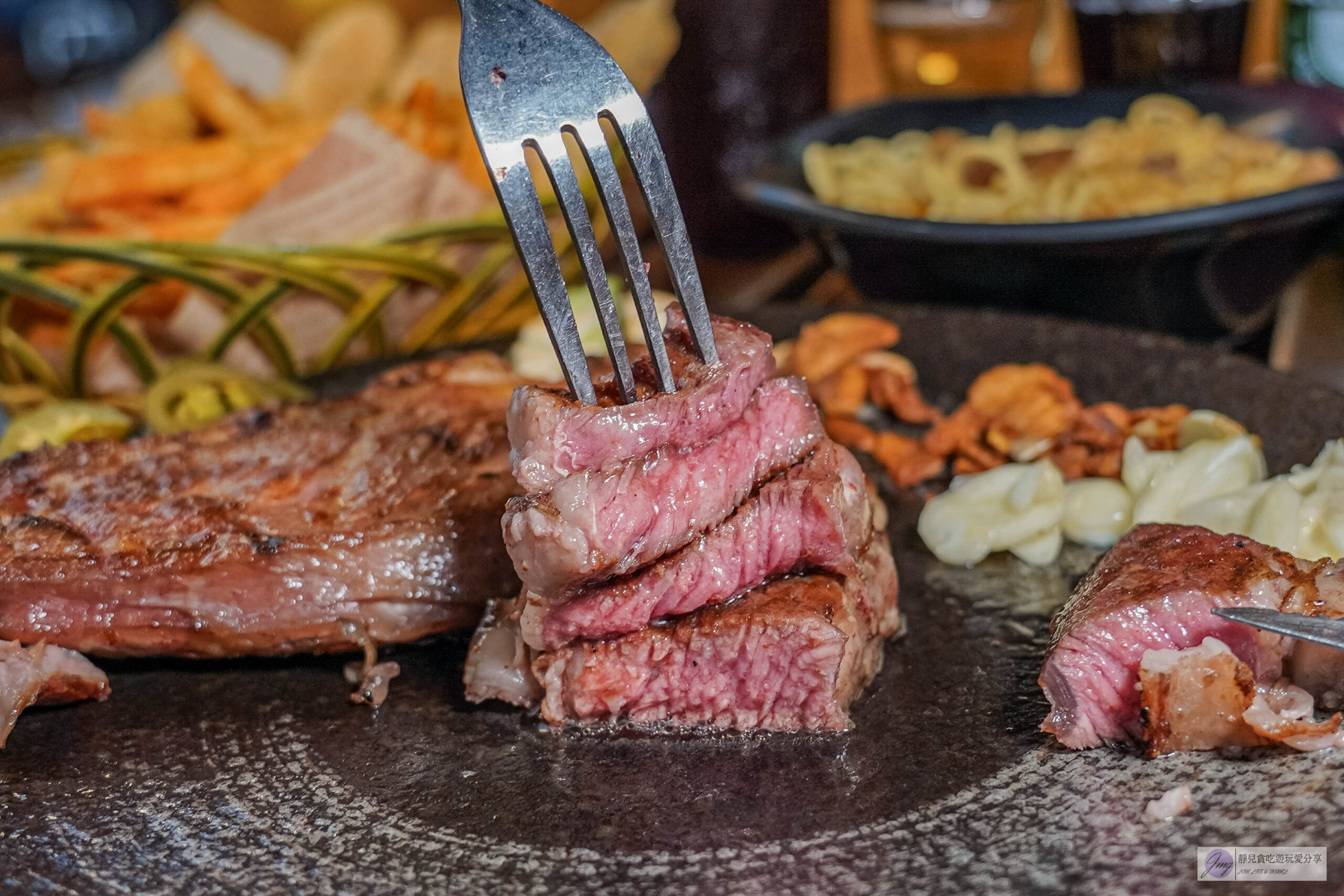 熾焰美式炭烤牛排The Flame STEAK HOUSE-肉控的最愛!!原肉牛排最低只要310元,在地超人氣半露天美式炭烤牛排店,推薦軟嫩多汁的老饕板鍵牛排/鄰近中央大學 @靜兒貪吃遊玩愛分享 熾焰美式炭烤牛排The Flame STEAK HOUSE-肉控的最愛!!原肉牛排最低只要310元,在地超人氣半露天美式炭烤牛排店,推薦軟嫩多汁的老饕板鍵牛排/鄰近中央大學 @靜兒貪吃遊玩愛分享