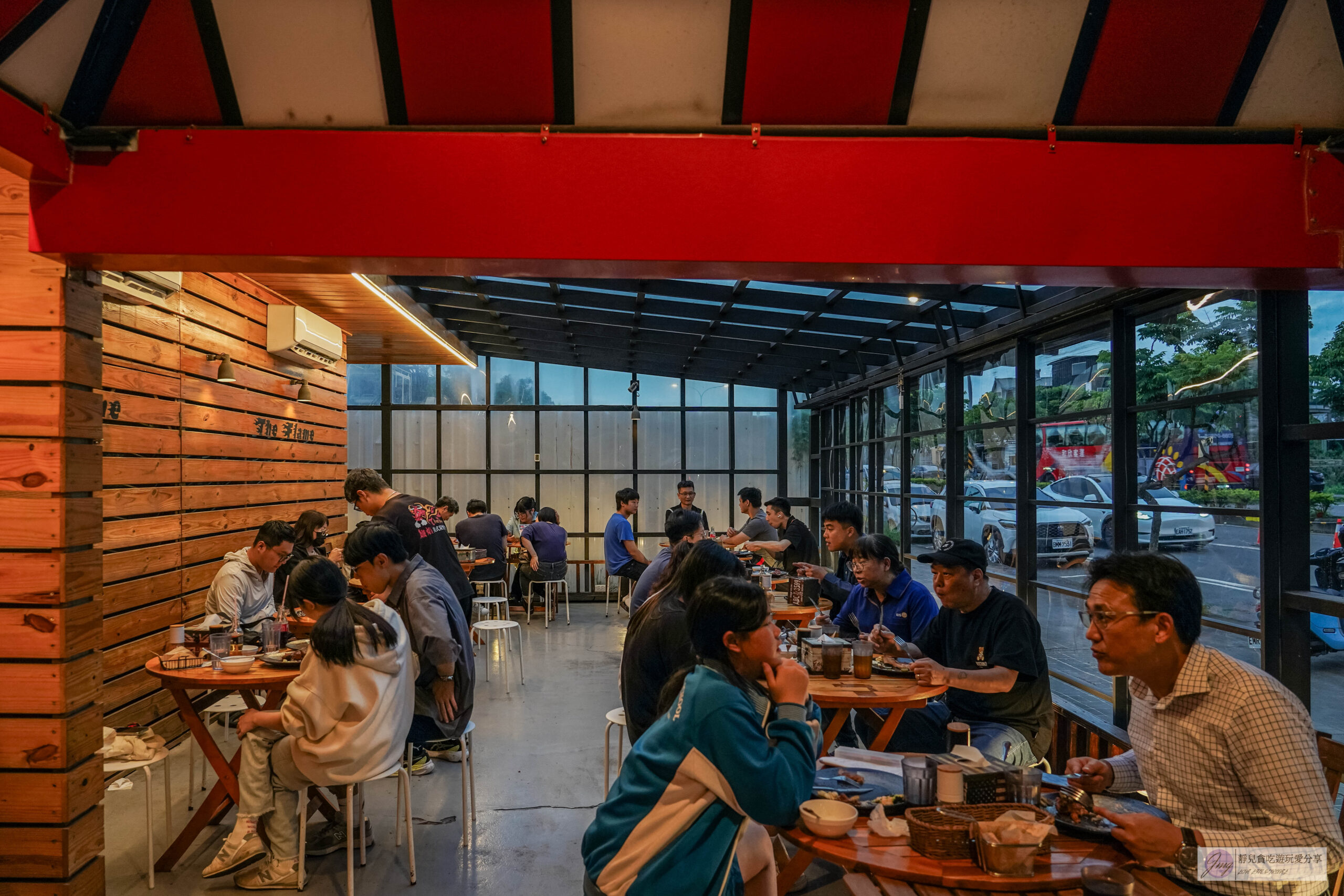 熾焰美式炭烤牛排The Flame STEAK HOUSE-肉控的最愛!!原肉牛排最低只要310元,在地超人氣半露天美式炭烤牛排店,推薦軟嫩多汁的老饕板鍵牛排/鄰近中央大學 @靜兒貪吃遊玩愛分享 熾焰美式炭烤牛排The Flame STEAK HOUSE-肉控的最愛!!原肉牛排最低只要310元,在地超人氣半露天美式炭烤牛排店,推薦軟嫩多汁的老饕板鍵牛排/鄰近中央大學 @靜兒貪吃遊玩愛分享