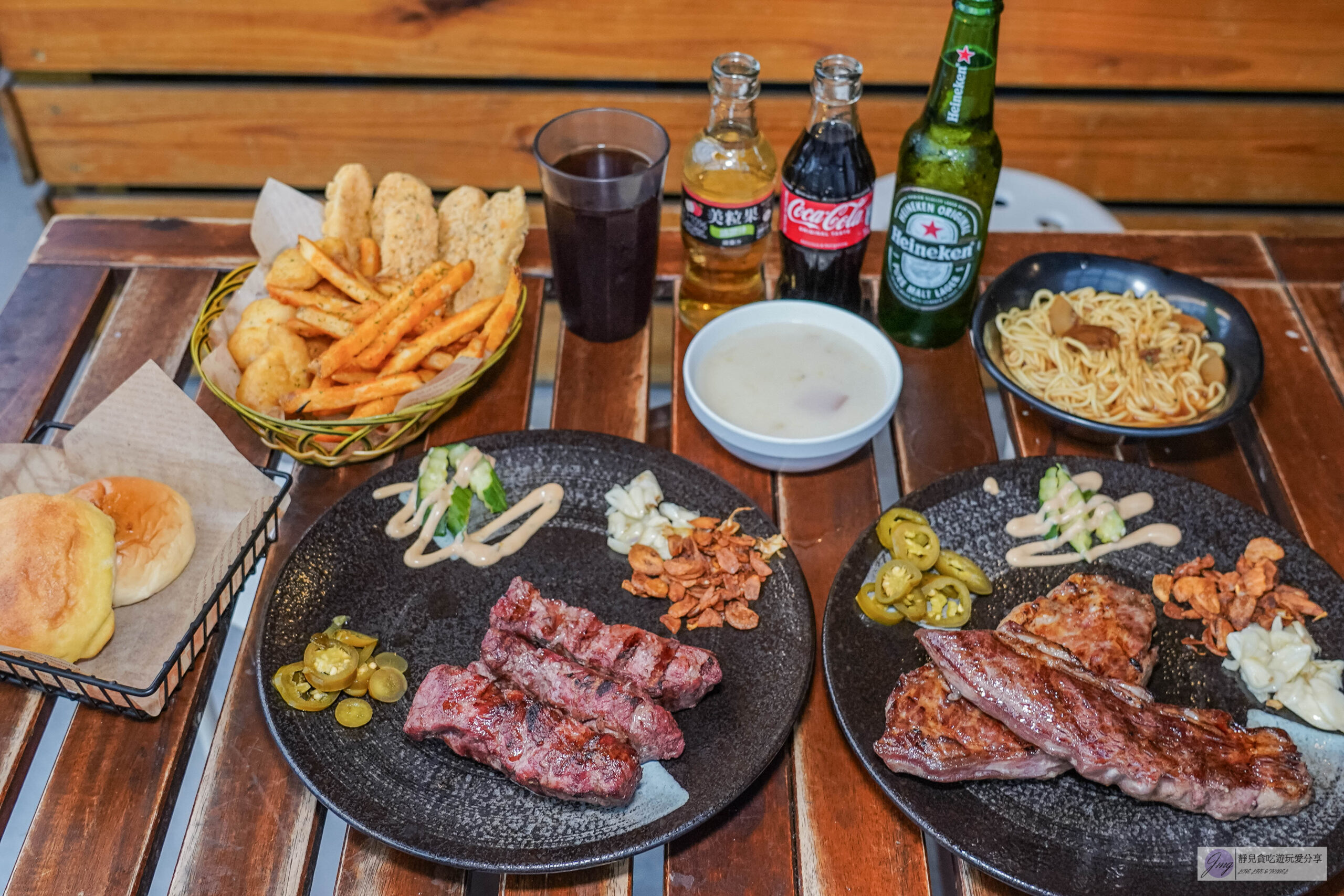 熾焰美式炭烤牛排The Flame STEAK HOUSE-肉控的最愛!!原肉牛排最低只要310元,在地超人氣半露天美式炭烤牛排店,推薦軟嫩多汁的老饕板鍵牛排/鄰近中央大學 @靜兒貪吃遊玩愛分享 熾焰美式炭烤牛排The Flame STEAK HOUSE-肉控的最愛!!原肉牛排最低只要310元,在地超人氣半露天美式炭烤牛排店,推薦軟嫩多汁的老饕板鍵牛排/鄰近中央大學 @靜兒貪吃遊玩愛分享