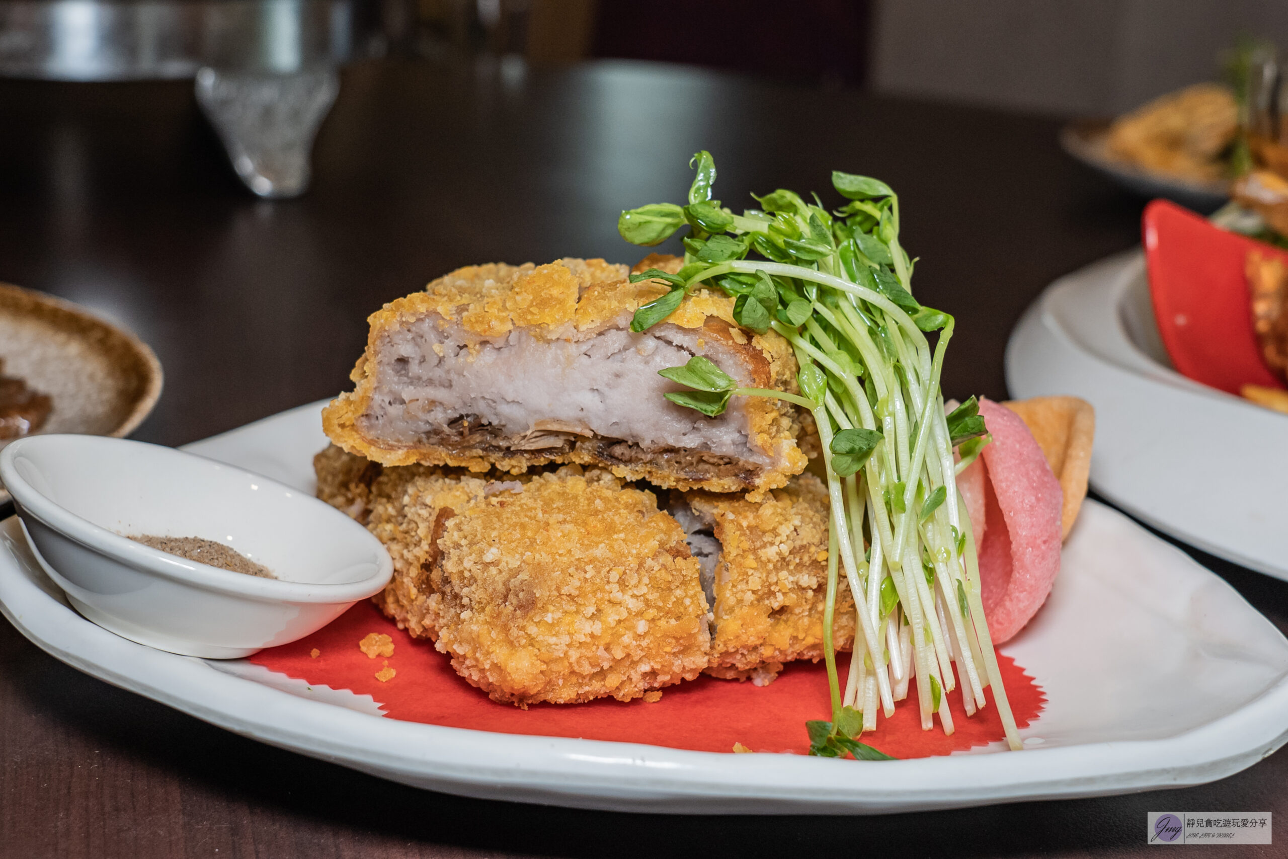 海水屋 寶山雙豐店-免費豬油拌飯吃到飽！外酥內嫩的脆皮豬腳、香酥鹹香咖哩軟殼蟹，消暑冰淇淋無限吃，海鮮平價熱炒合菜聚餐新選擇 @靜兒貪吃遊玩愛分享