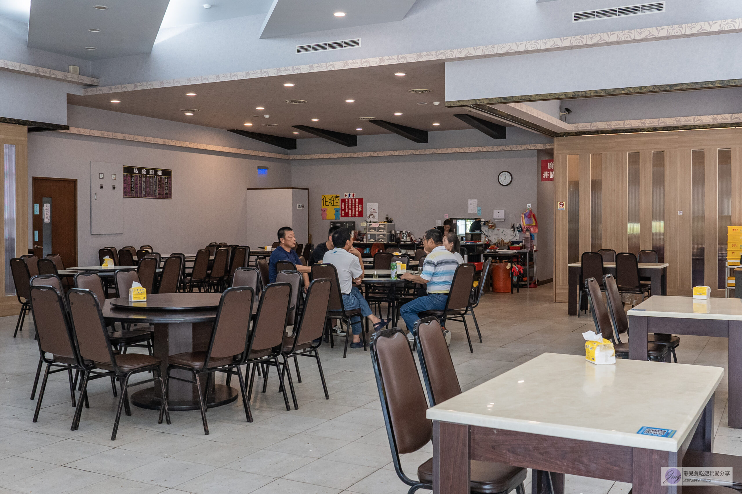 海水屋 寶山雙豐店-免費豬油拌飯吃到飽！外酥內嫩的脆皮豬腳、香酥鹹香咖哩軟殼蟹，消暑冰淇淋無限吃，海鮮平價熱炒合菜聚餐新選擇 @靜兒貪吃遊玩愛分享