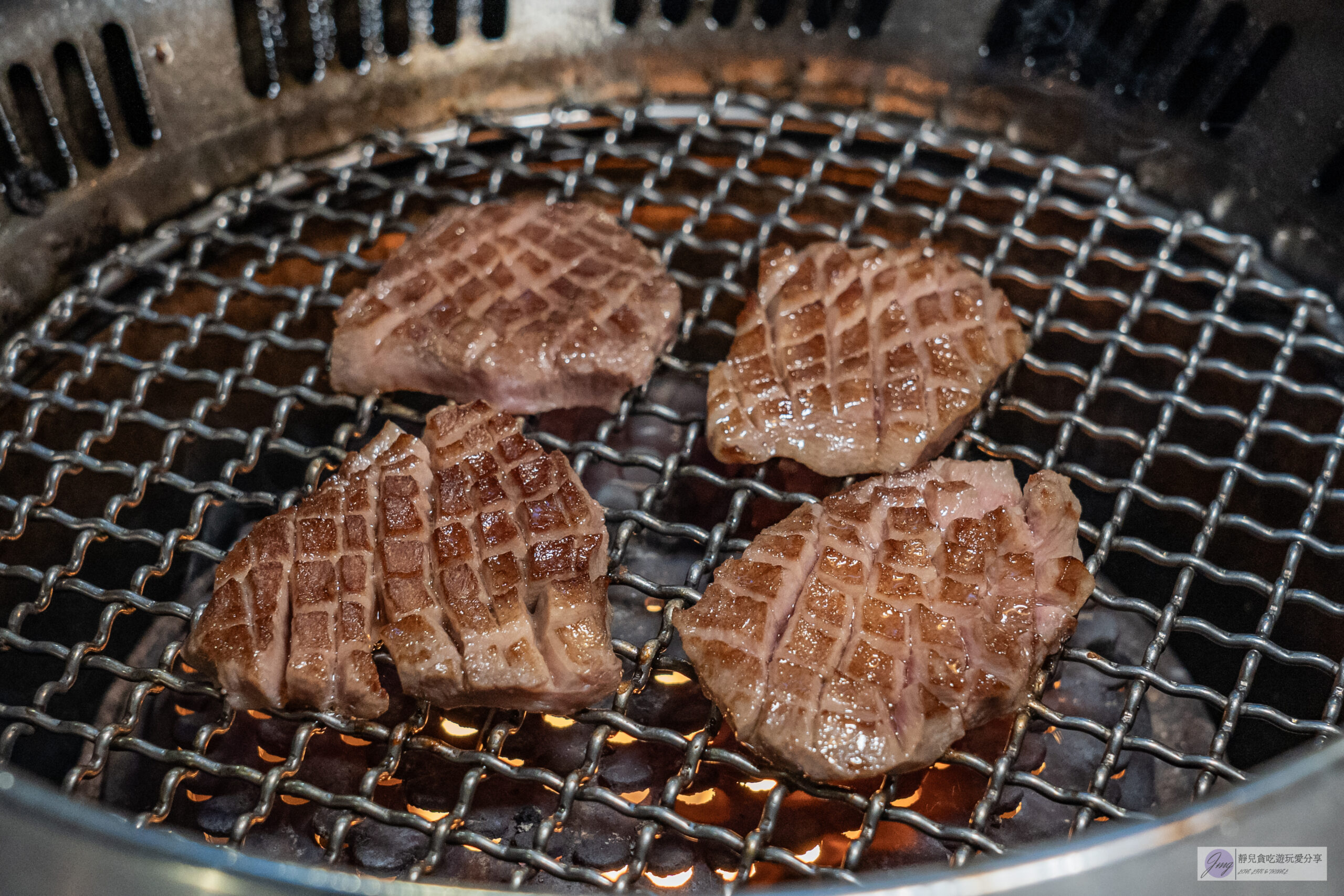 大漠紅頂級燒肉-頂級燒肉899元起推薦！稀有厚切牛舌、松葉蟹干貝、牛小排、現撈泰國蝦吃到飽/鄰近南崁五福夜市 @靜兒貪吃遊玩愛分享