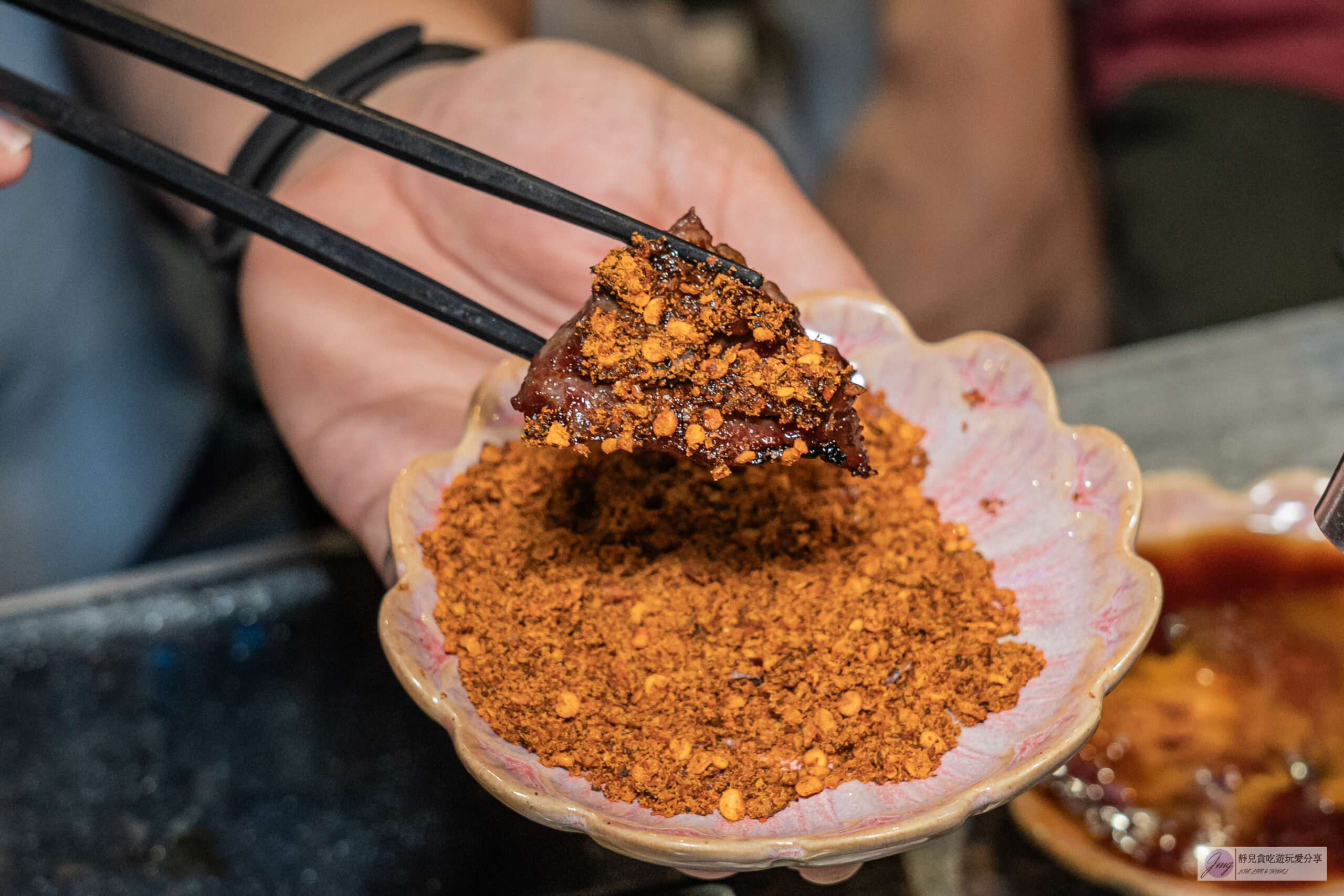 大漠紅頂級燒肉-頂級燒肉899元起推薦！稀有厚切牛舌、松葉蟹干貝、牛小排、現撈泰國蝦吃到飽/鄰近南崁五福夜市 @靜兒貪吃遊玩愛分享