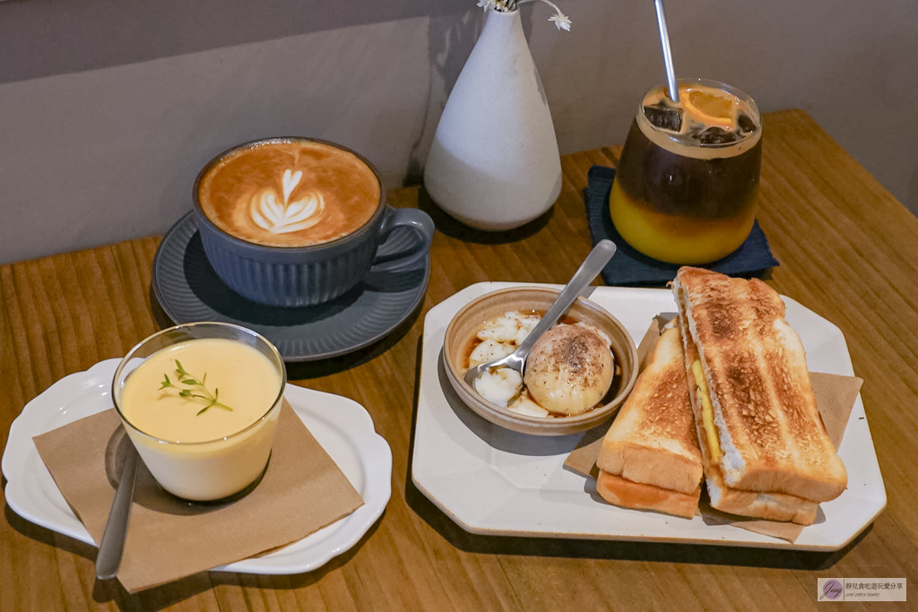 參拾 Sanshi Coffee-隱藏在鬧區裡！日式庭園清新質感小店，香氣十足的炭烤咖椰吐司，寵物友善/鄰近藝文特區 @靜兒貪吃遊玩愛分享