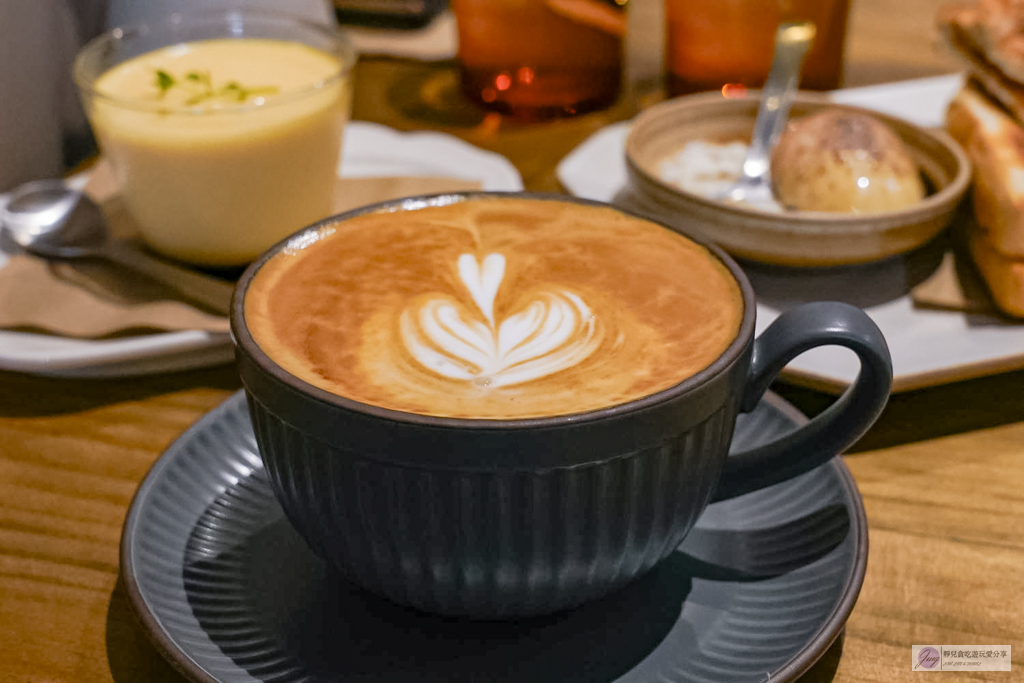 參拾 Sanshi Coffee-隱藏在鬧區裡！日式庭園清新質感小店，香氣十足的炭烤咖椰吐司，寵物友善/鄰近藝文特區 @靜兒貪吃遊玩愛分享