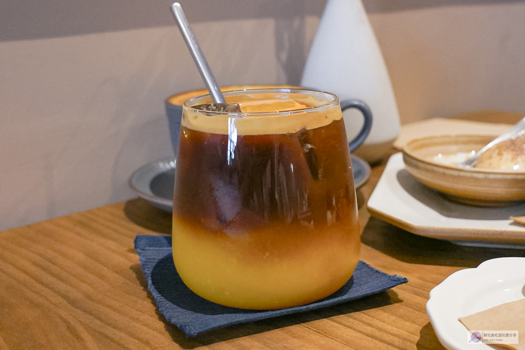 參拾 Sanshi Coffee-隱藏在鬧區裡！日式庭園清新質感小店，香氣十足的炭烤咖椰吐司，寵物友善/鄰近藝文特區 @靜兒貪吃遊玩愛分享