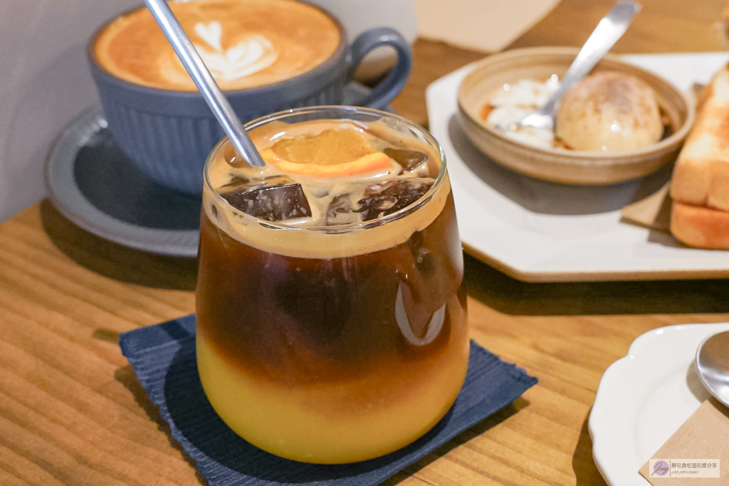 參拾 Sanshi Coffee-隱藏在鬧區裡！日式庭園清新質感小店，香氣十足的炭烤咖椰吐司，寵物友善/鄰近藝文特區 @靜兒貪吃遊玩愛分享