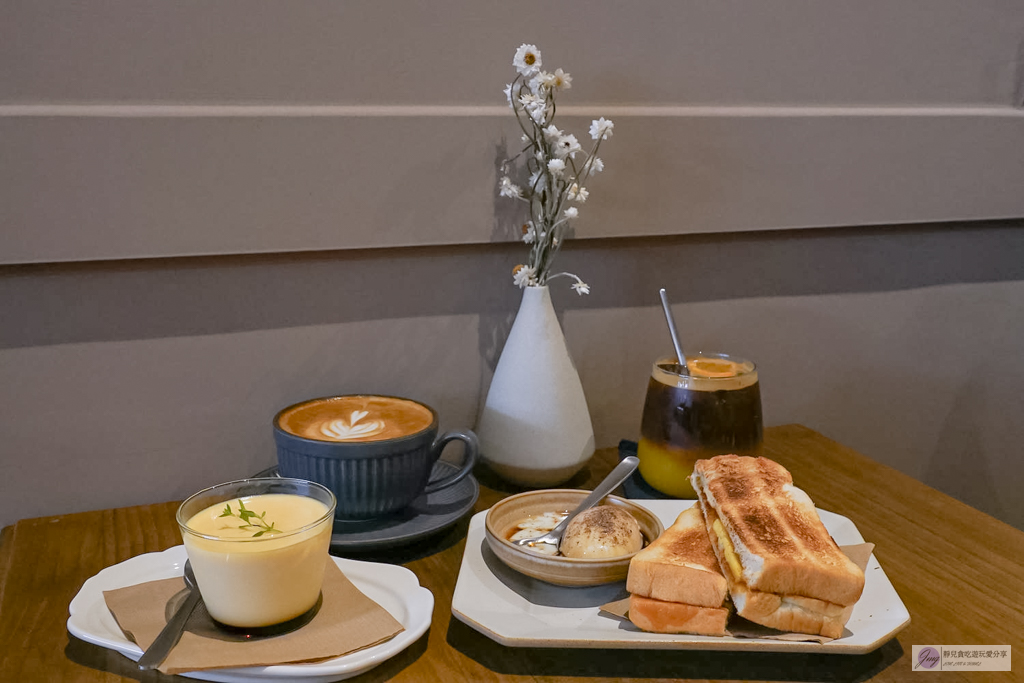 參拾 Sanshi Coffee-隱藏在鬧區裡！日式庭園清新質感小店，香氣十足的炭烤咖椰吐司，寵物友善/鄰近藝文特區 @靜兒貪吃遊玩愛分享