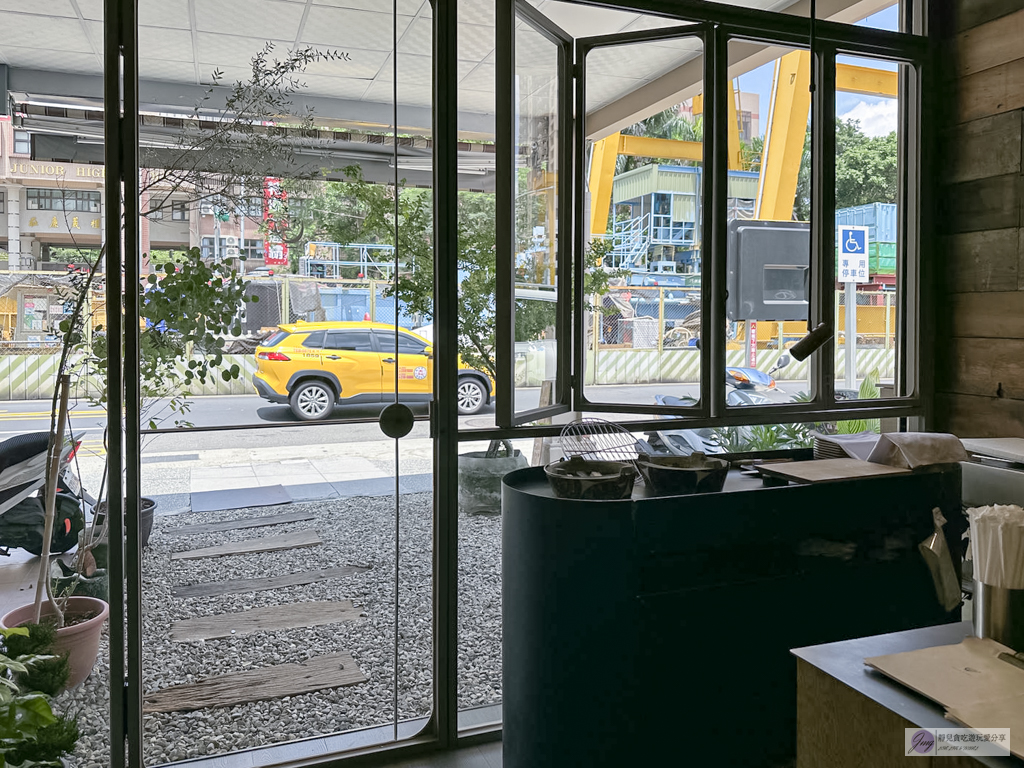 參拾 Sanshi Coffee-隱藏在鬧區裡！日式庭園清新質感小店，香氣十足的炭烤咖椰吐司，寵物友善/鄰近藝文特區 @靜兒貪吃遊玩愛分享