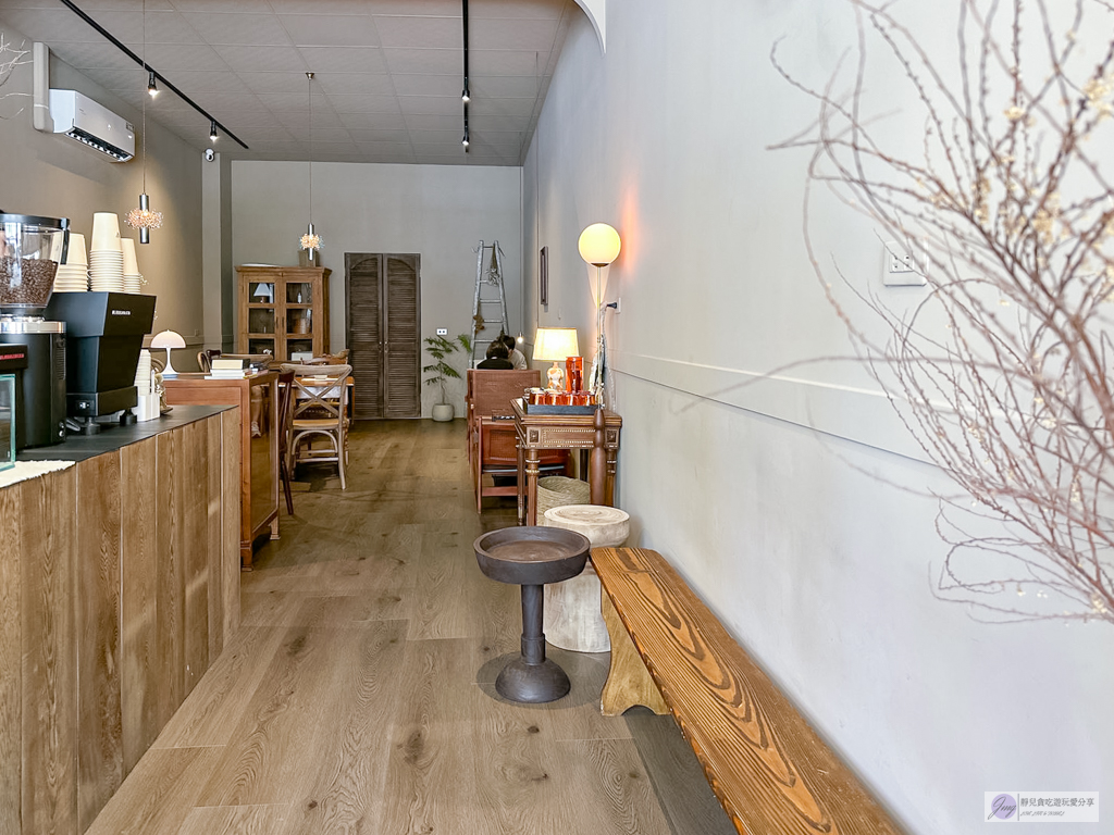 參拾 Sanshi Coffee-隱藏在鬧區裡！日式庭園清新質感小店，香氣十足的炭烤咖椰吐司，寵物友善/鄰近藝文特區 @靜兒貪吃遊玩愛分享