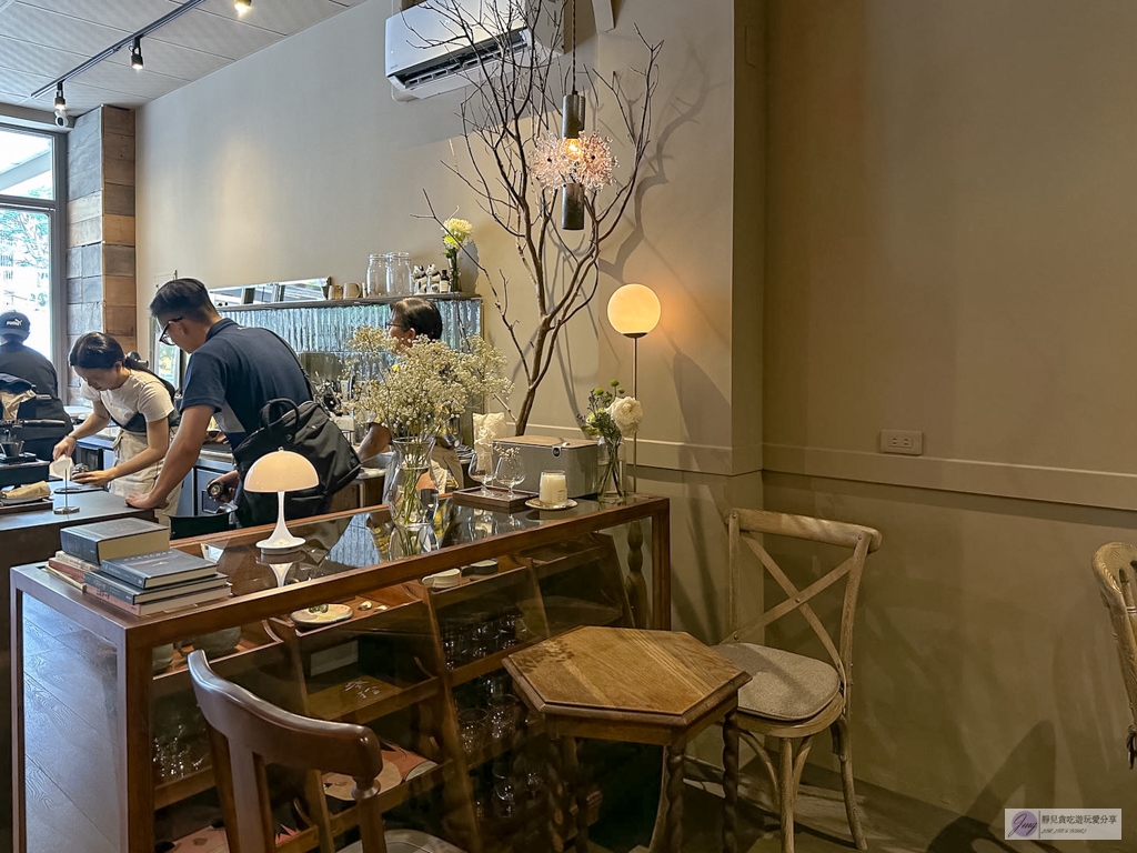 參拾 Sanshi Coffee-隱藏在鬧區裡！日式庭園清新質感小店，香氣十足的炭烤咖椰吐司，寵物友善/鄰近藝文特區 @靜兒貪吃遊玩愛分享