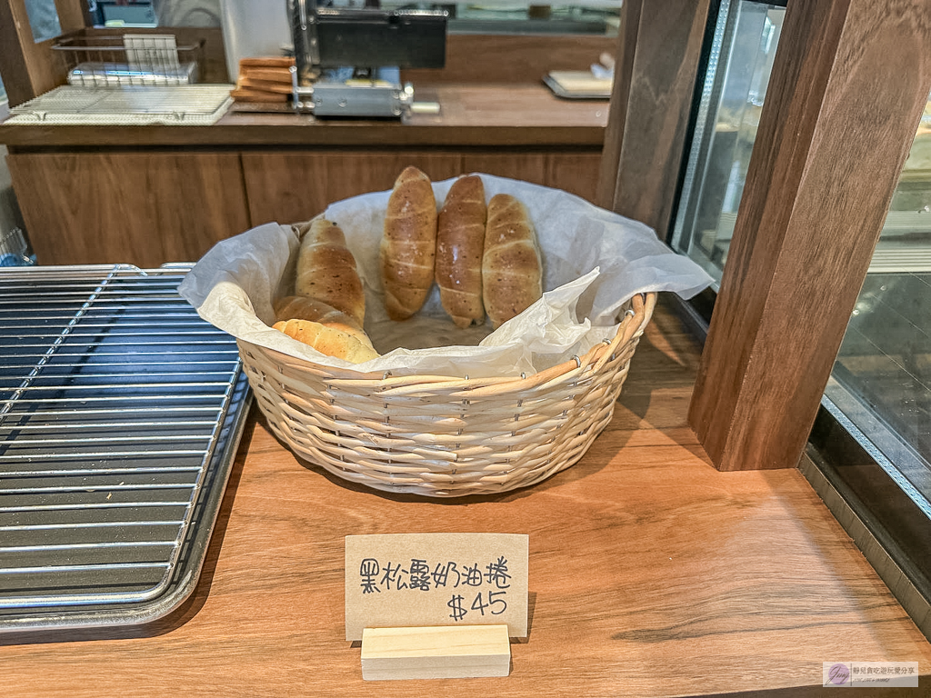 麵粉酵母鹽與水-在地人氣麵包店！週日限定舊金山酸種麵包，晚來買不到，鹽奶油捲出爐秒殺/中路特區美食 @靜兒貪吃遊玩愛分享