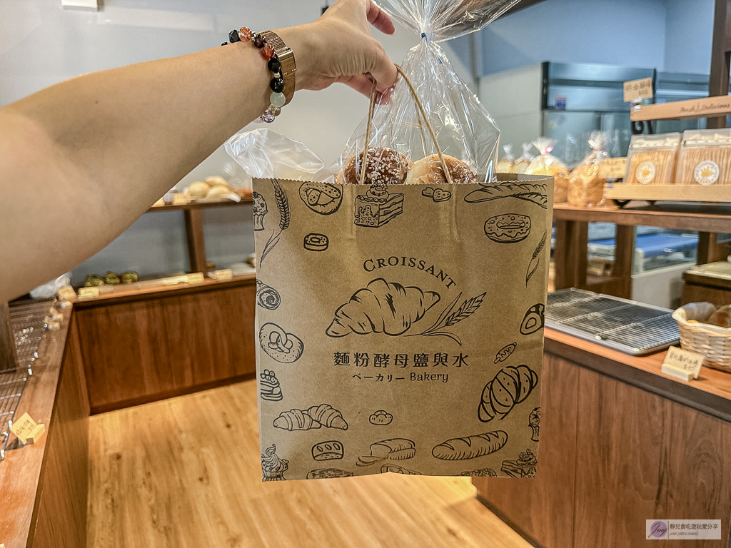 麵粉酵母鹽與水-在地人氣麵包店！週日限定舊金山酸種麵包，晚來買不到，鹽奶油捲出爐秒殺/中路特區美食 @靜兒貪吃遊玩愛分享