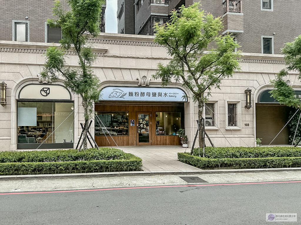 麵粉酵母鹽與水-在地人氣麵包店！週日限定舊金山酸種麵包，晚來買不到，鹽奶油捲出爐秒殺/中路特區美食 @靜兒貪吃遊玩愛分享