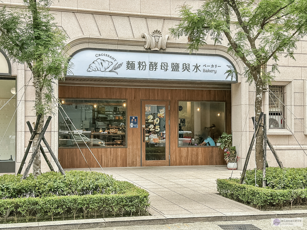 麵粉酵母鹽與水-在地人氣麵包店！週日限定舊金山酸種麵包，晚來買不到，鹽奶油捲出爐秒殺/中路特區美食 @靜兒貪吃遊玩愛分享