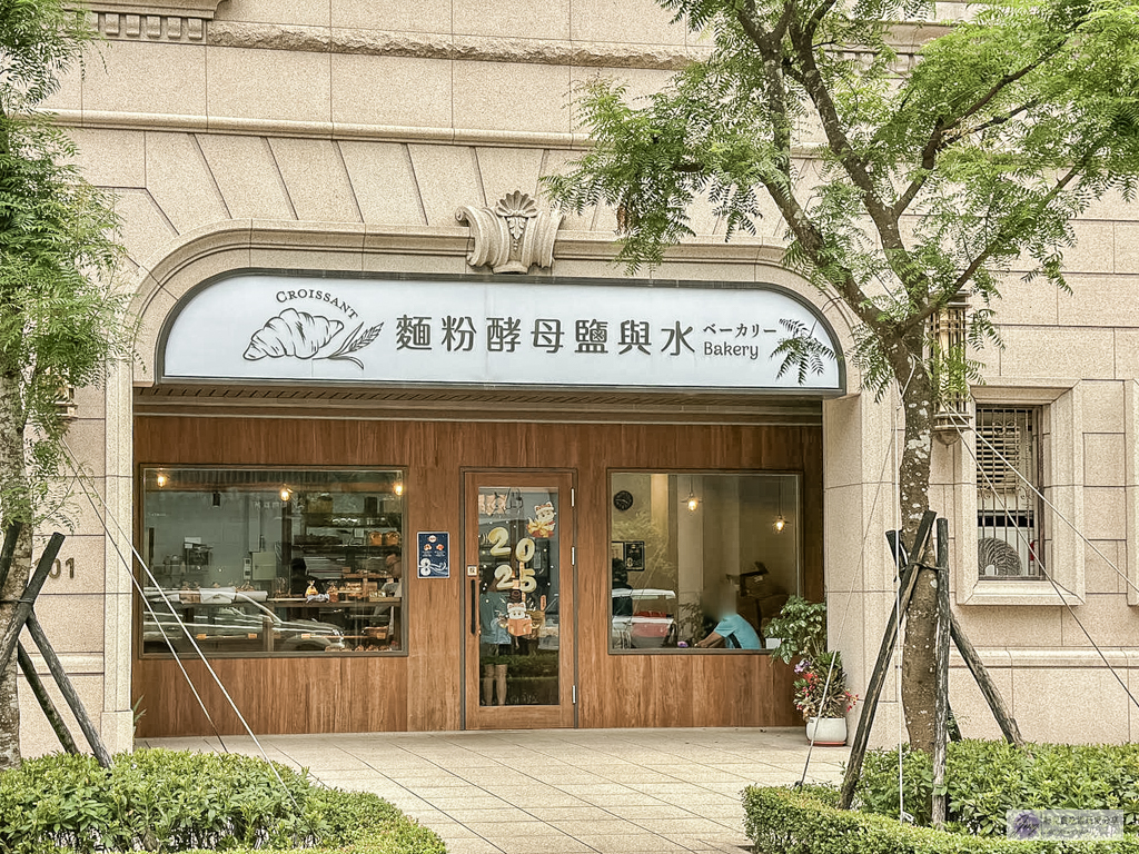 麵粉酵母鹽與水-在地人氣麵包店！週日限定舊金山酸種麵包，晚來買不到，鹽奶油捲出爐秒殺/中路特區美食 @靜兒貪吃遊玩愛分享