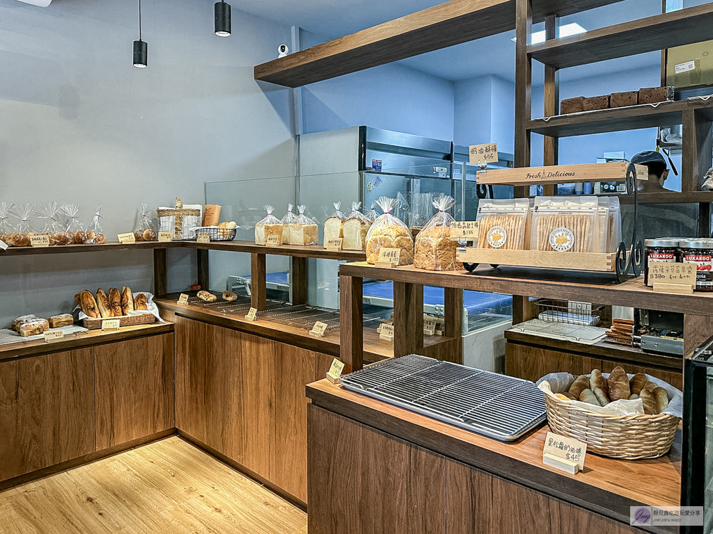 麵粉酵母鹽與水-在地人氣麵包店！週日限定舊金山酸種麵包，晚來買不到，鹽奶油捲出爐秒殺/中路特區美食 @靜兒貪吃遊玩愛分享
