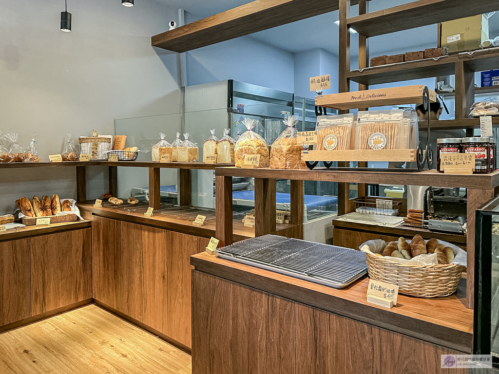 麵粉酵母鹽與水-在地人氣麵包店！週日限定舊金山酸種麵包，晚來買不到，鹽奶油捲出爐秒殺/中路特區美食 @靜兒貪吃遊玩愛分享
