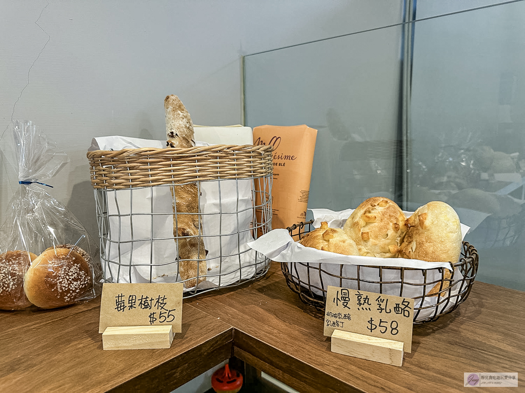 麵粉酵母鹽與水-在地人氣麵包店！週日限定舊金山酸種麵包，晚來買不到，鹽奶油捲出爐秒殺/中路特區美食 @靜兒貪吃遊玩愛分享