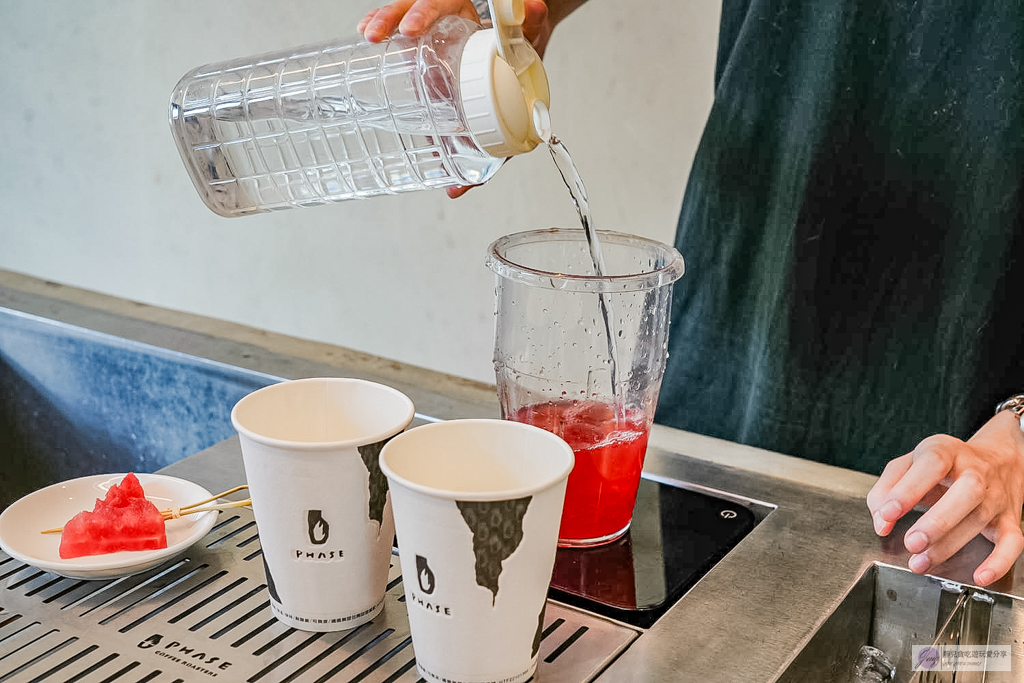 PHASE Coffee Espresso 西區模範店-韓系質感空間外帶店，每日限量8種口味費南雪，高質感特調咖啡/近勤美綠園道 @靜兒貪吃遊玩愛分享