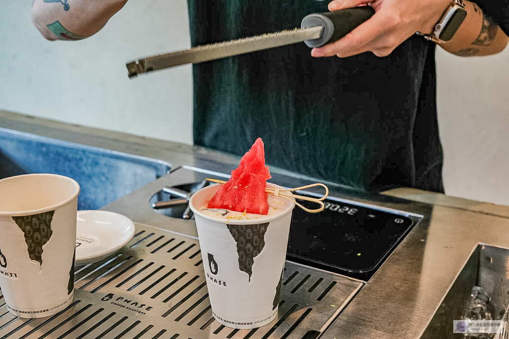 PHASE Coffee Espresso 西區模範店-韓系質感空間外帶店，每日限量8種口味費南雪，高質感特調咖啡/近勤美綠園道 @靜兒貪吃遊玩愛分享