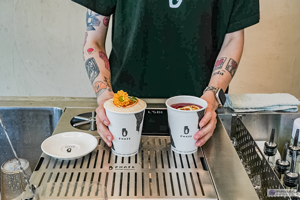 PHASE Coffee Espresso 西區模範店-韓系質感空間外帶店，每日限量8種口味費南雪，高質感特調咖啡/近勤美綠園道 @靜兒貪吃遊玩愛分享