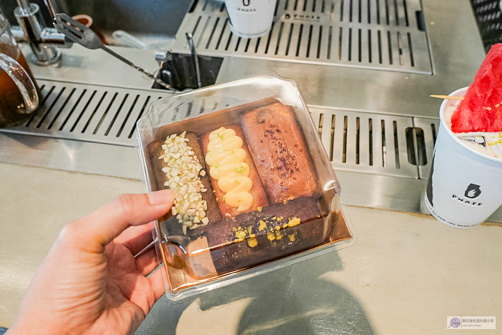 PHASE Coffee Espresso 西區模範店-韓系質感空間外帶店，每日限量8種口味費南雪，高質感特調咖啡/近勤美綠園道 @靜兒貪吃遊玩愛分享