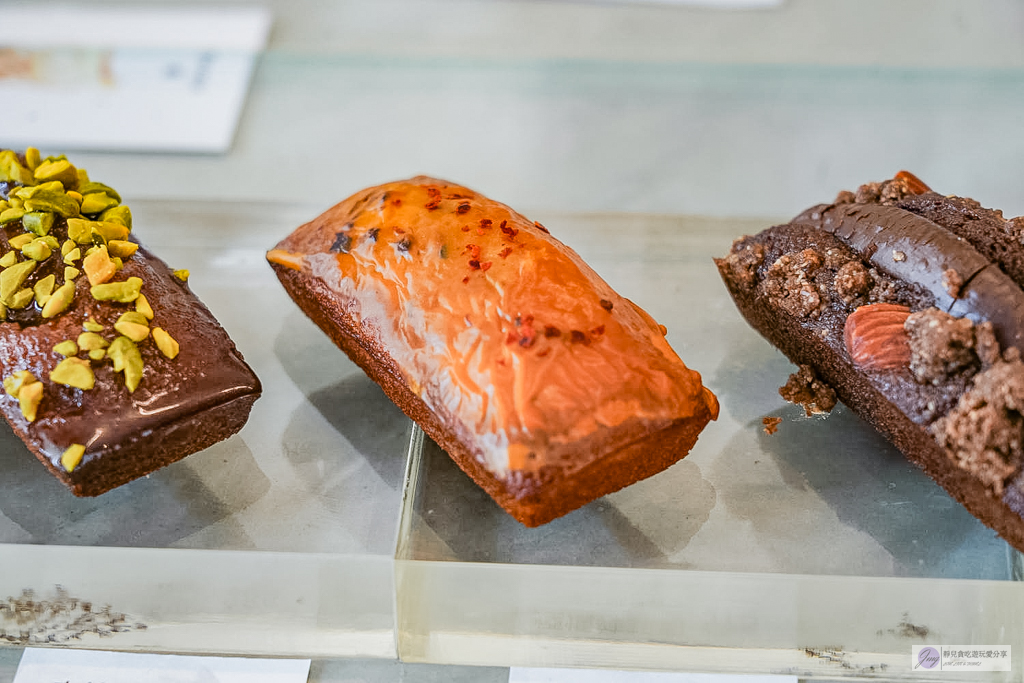 PHASE Coffee Espresso 西區模範店-韓系質感空間外帶店，每日限量8種口味費南雪，高質感特調咖啡/近勤美綠園道 @靜兒貪吃遊玩愛分享