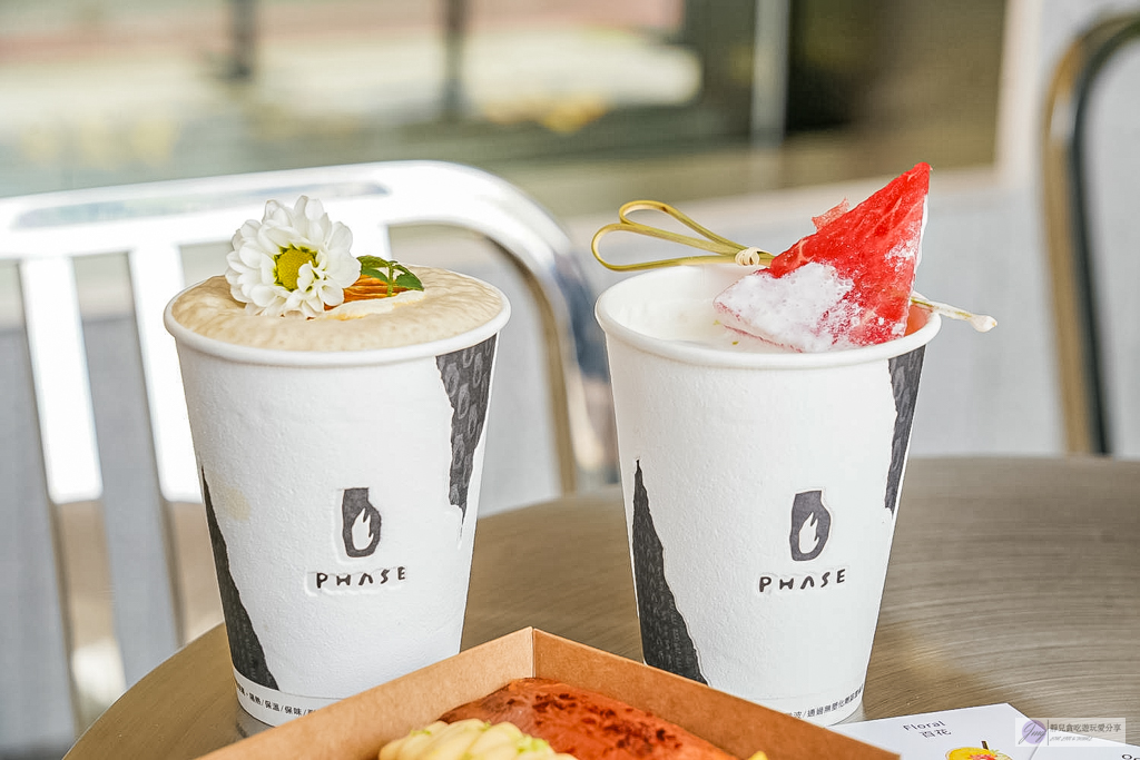 PHASE Coffee Espresso 西區模範店-韓系質感空間外帶店，每日限量8種口味費南雪，高質感特調咖啡/近勤美綠園道 @靜兒貪吃遊玩愛分享