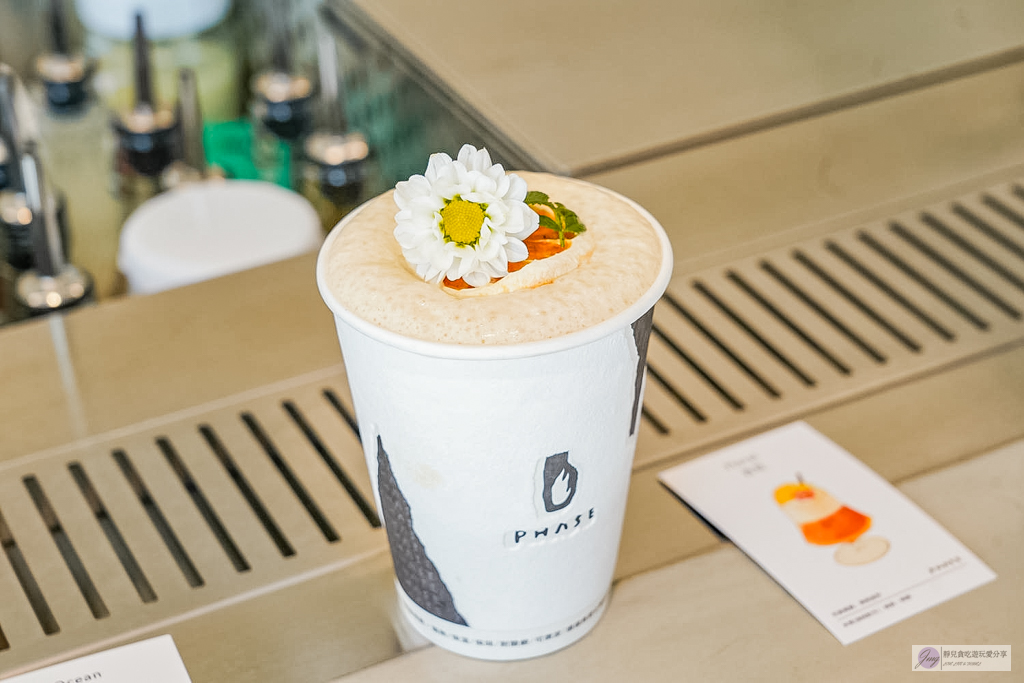 PHASE Coffee Espresso 西區模範店-韓系質感空間外帶店，每日限量8種口味費南雪，高質感特調咖啡/近勤美綠園道 @靜兒貪吃遊玩愛分享