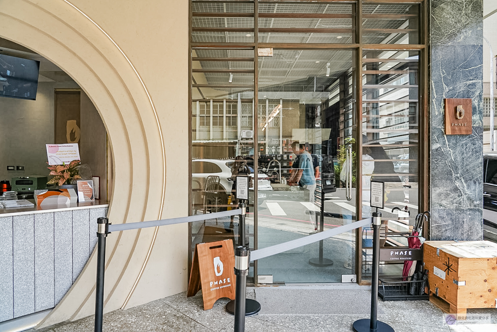 PHASE Coffee Espresso 西區模範店-韓系質感空間外帶店,每日限量8種口味費南雪,高質感特調咖啡/近勤美綠園道 @靜兒貪吃遊玩愛分享 PHASE Coffee Espresso 西區模範店-韓系質感空間外帶店,每日限量8種口味費南雪,高質感特調咖啡/近勤美綠園道 @靜兒貪吃遊玩愛分享