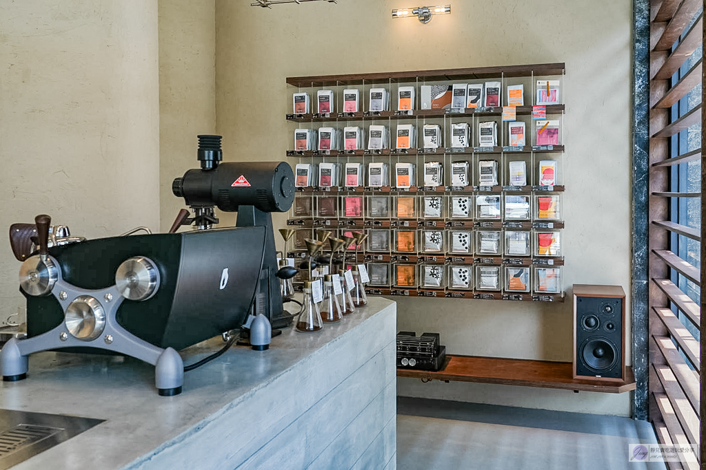 PHASE Coffee Espresso 西區模範店-韓系質感空間外帶店，每日限量8種口味費南雪，高質感特調咖啡/近勤美綠園道 @靜兒貪吃遊玩愛分享