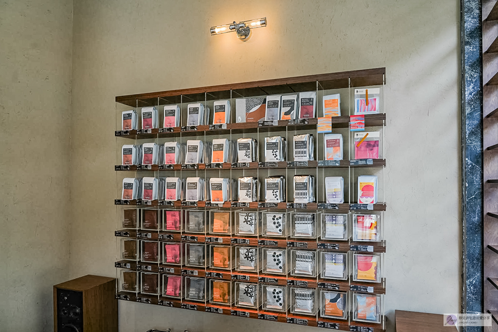 PHASE Coffee Espresso 西區模範店-韓系質感空間外帶店，每日限量8種口味費南雪，高質感特調咖啡/近勤美綠園道 @靜兒貪吃遊玩愛分享