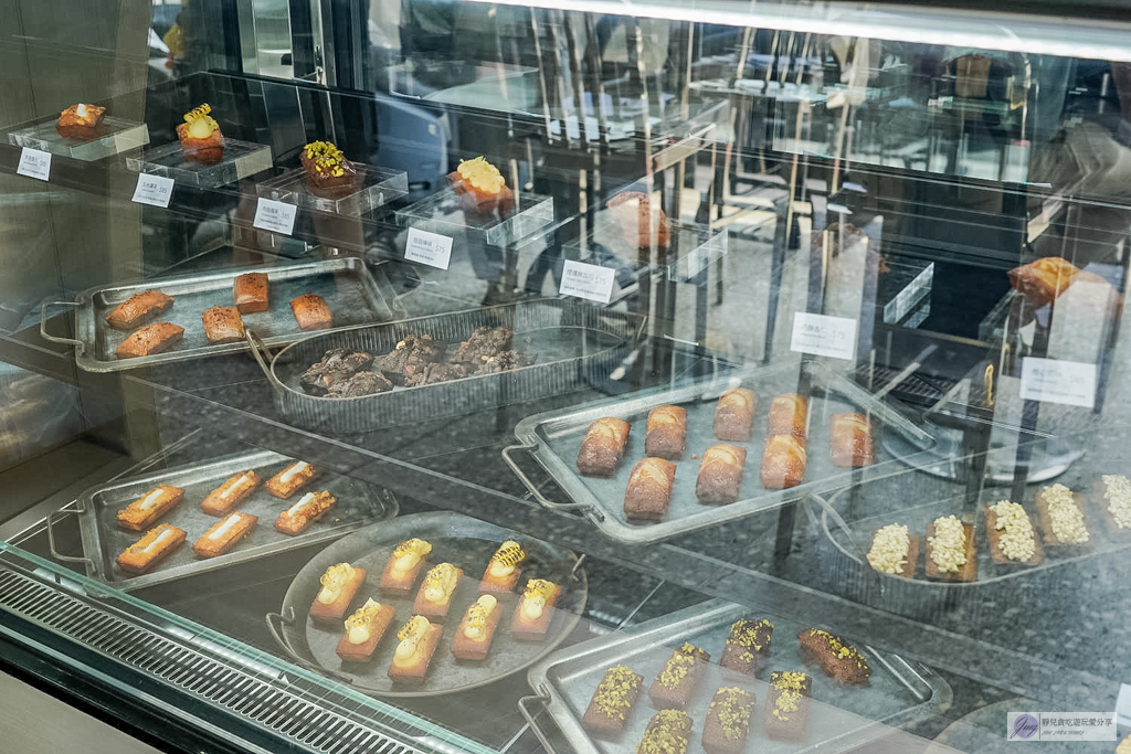 PHASE Coffee Espresso 西區模範店-韓系質感空間外帶店,每日限量8種口味費南雪,高質感特調咖啡/近勤美綠園道 @靜兒貪吃遊玩愛分享 PHASE Coffee Espresso 西區模範店-韓系質感空間外帶店,每日限量8種口味費南雪,高質感特調咖啡/近勤美綠園道 @靜兒貪吃遊玩愛分享