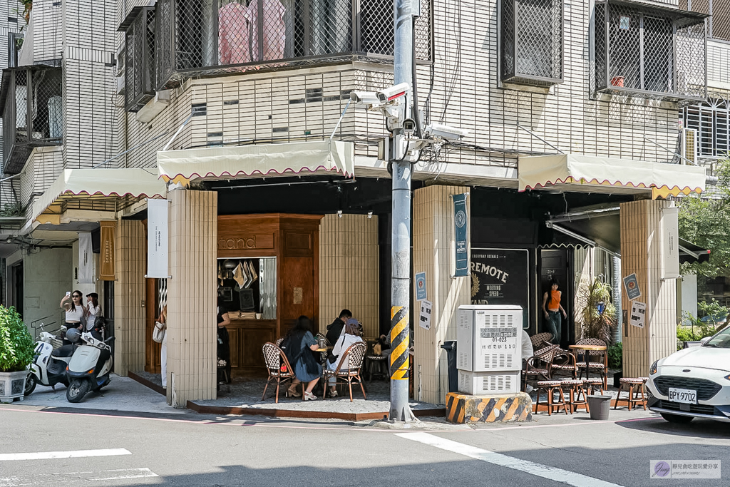 Newsstand模範社區-藏身轉角的歐風書報攤！復古偉士牌主題造景，開心果鴛鴦茶超驚艷/近勤美綠園道 @靜兒貪吃遊玩愛分享