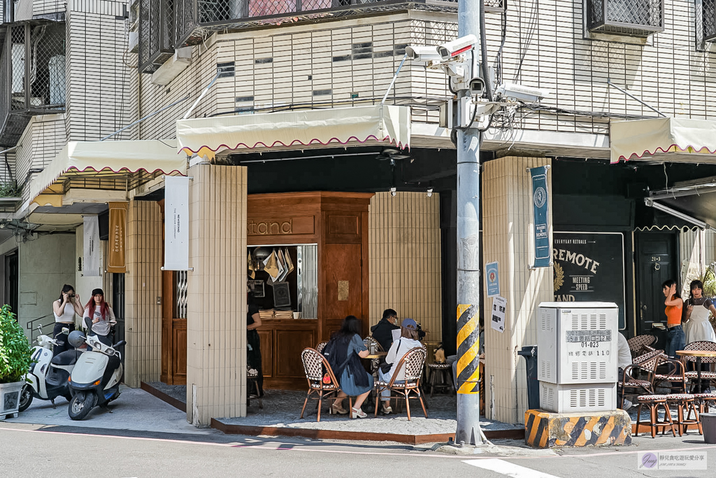 Newsstand模範社區-藏身轉角的歐風書報攤！復古偉士牌主題造景，開心果鴛鴦茶超驚艷/近勤美綠園道 @靜兒貪吃遊玩愛分享