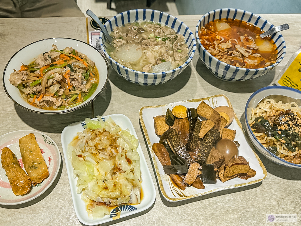 徐家小麵-隱藏在巷弄內的小麵館！皮蛋麻醬乾拌麵加上自製香辣醬，香辣夠味/鄰近藝文特區 @靜兒貪吃遊玩愛分享