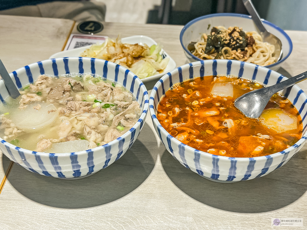 徐家小麵-隱藏在巷弄內的小麵館！皮蛋麻醬乾拌麵加上自製香辣醬，香辣夠味/鄰近藝文特區 @靜兒貪吃遊玩愛分享
