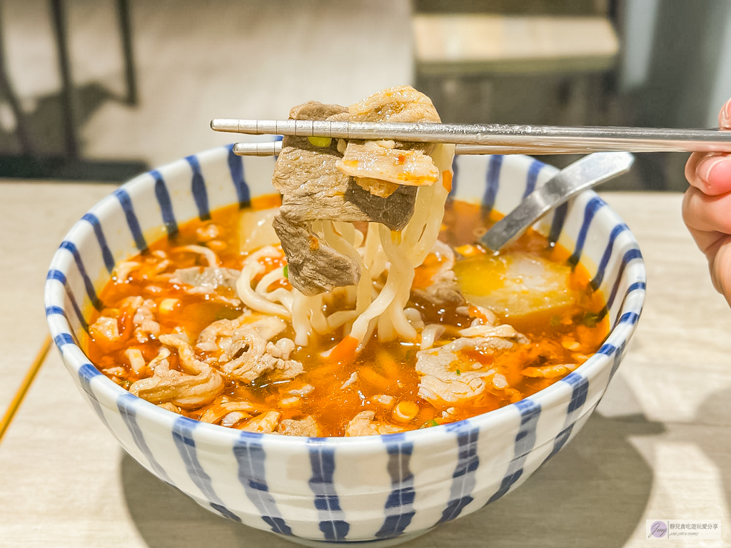 徐家小麵-隱藏在巷弄內的小麵館！皮蛋麻醬乾拌麵加上自製香辣醬，香辣夠味/鄰近藝文特區 @靜兒貪吃遊玩愛分享