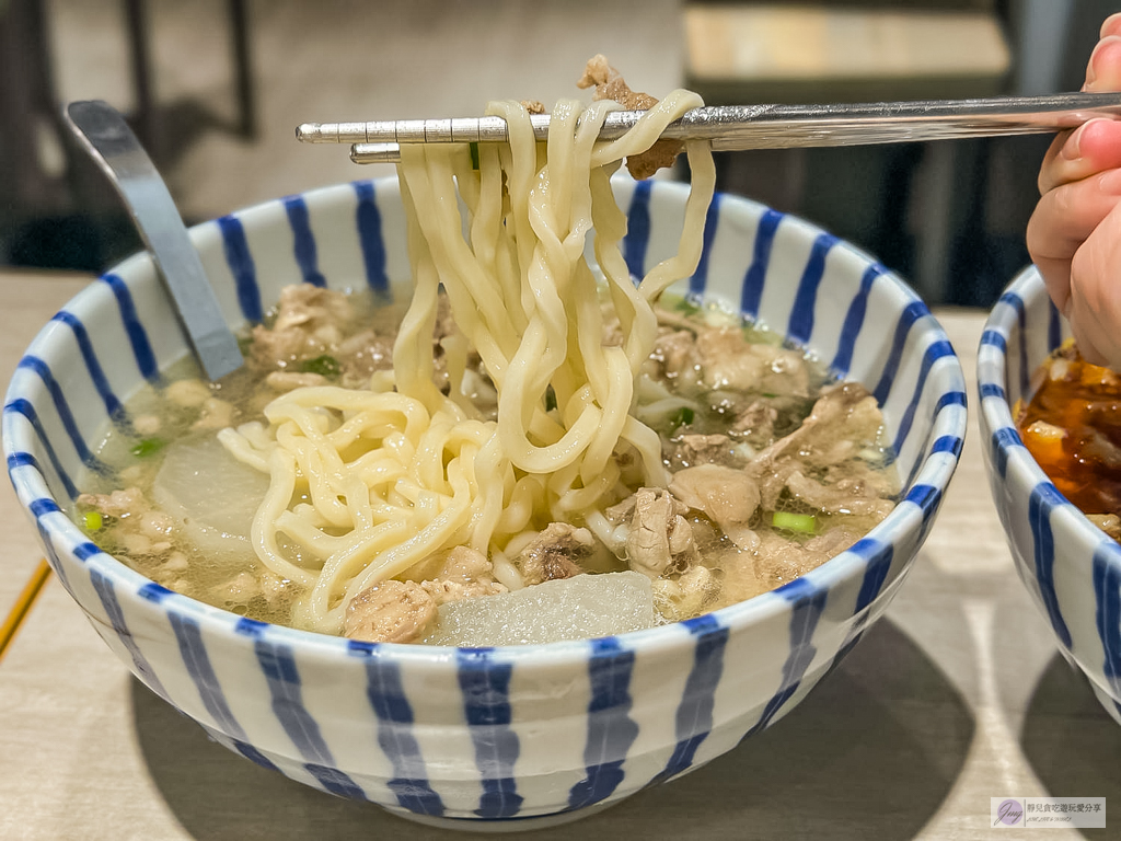 徐家小麵-隱藏在巷弄內的小麵館！皮蛋麻醬乾拌麵加上自製香辣醬，香辣夠味/鄰近藝文特區 @靜兒貪吃遊玩愛分享