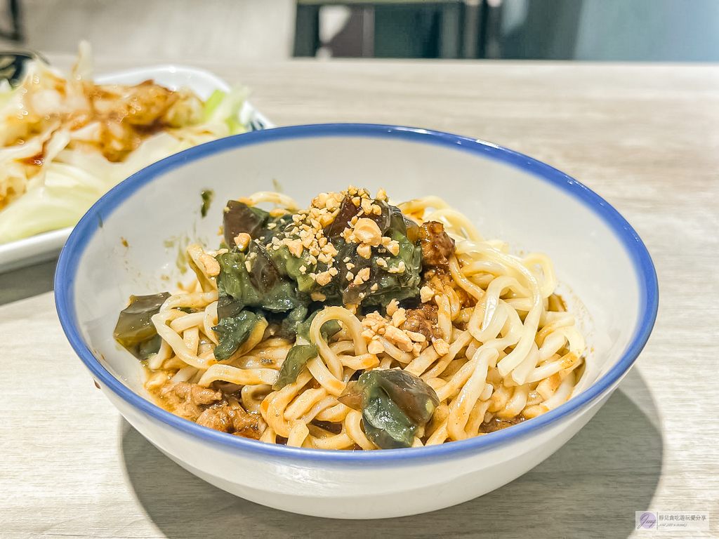 徐家小麵-隱藏在巷弄內的小麵館！皮蛋麻醬乾拌麵加上自製香辣醬，香辣夠味/鄰近藝文特區 @靜兒貪吃遊玩愛分享