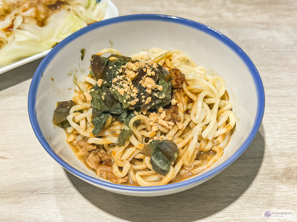 徐家小麵-隱藏在巷弄內的小麵館！皮蛋麻醬乾拌麵加上自製香辣醬，香辣夠味/鄰近藝文特區 @靜兒貪吃遊玩愛分享
