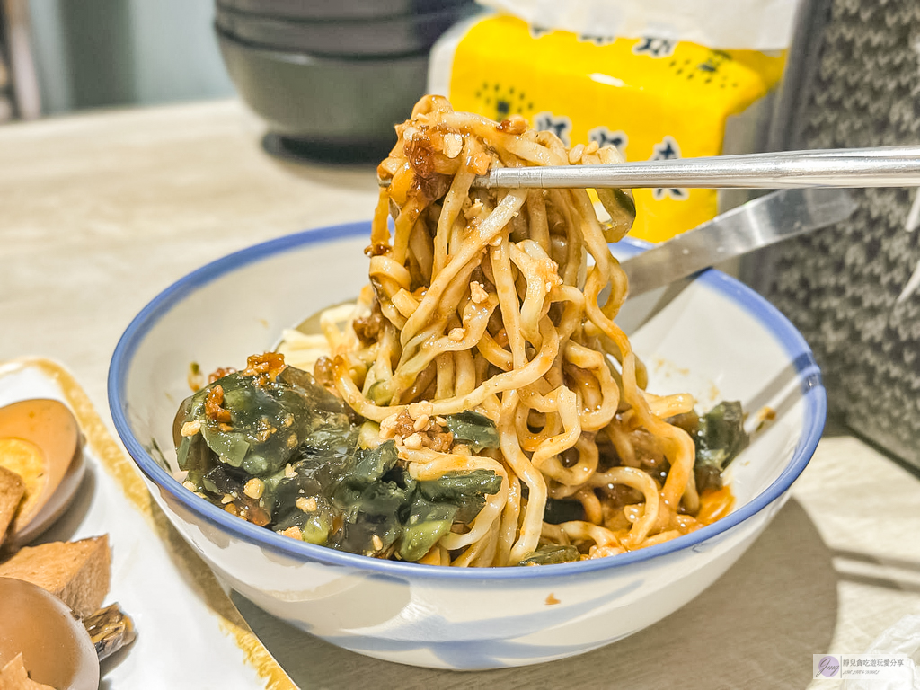 徐家小麵-隱藏在巷弄內的小麵館！皮蛋麻醬乾拌麵加上自製香辣醬，香辣夠味/鄰近藝文特區 @靜兒貪吃遊玩愛分享