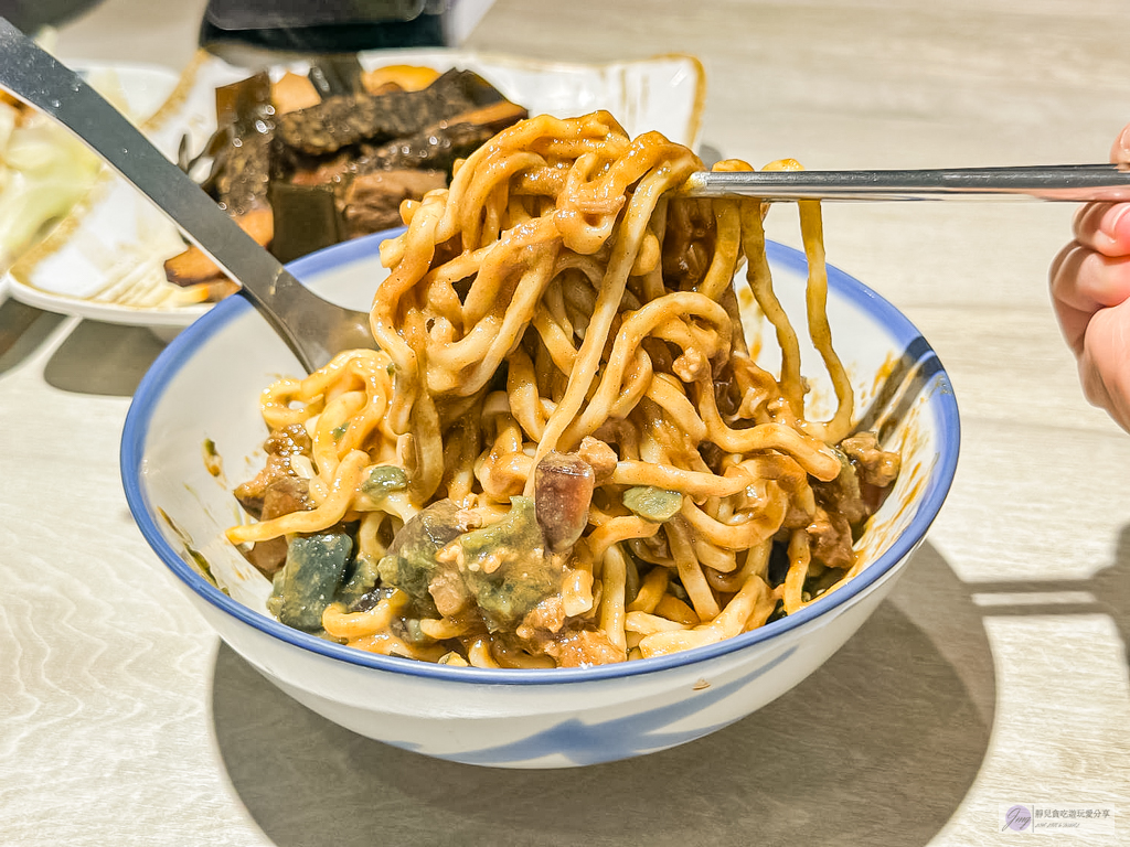 徐家小麵-隱藏在巷弄內的小麵館！皮蛋麻醬乾拌麵加上自製香辣醬，香辣夠味/鄰近藝文特區 @靜兒貪吃遊玩愛分享